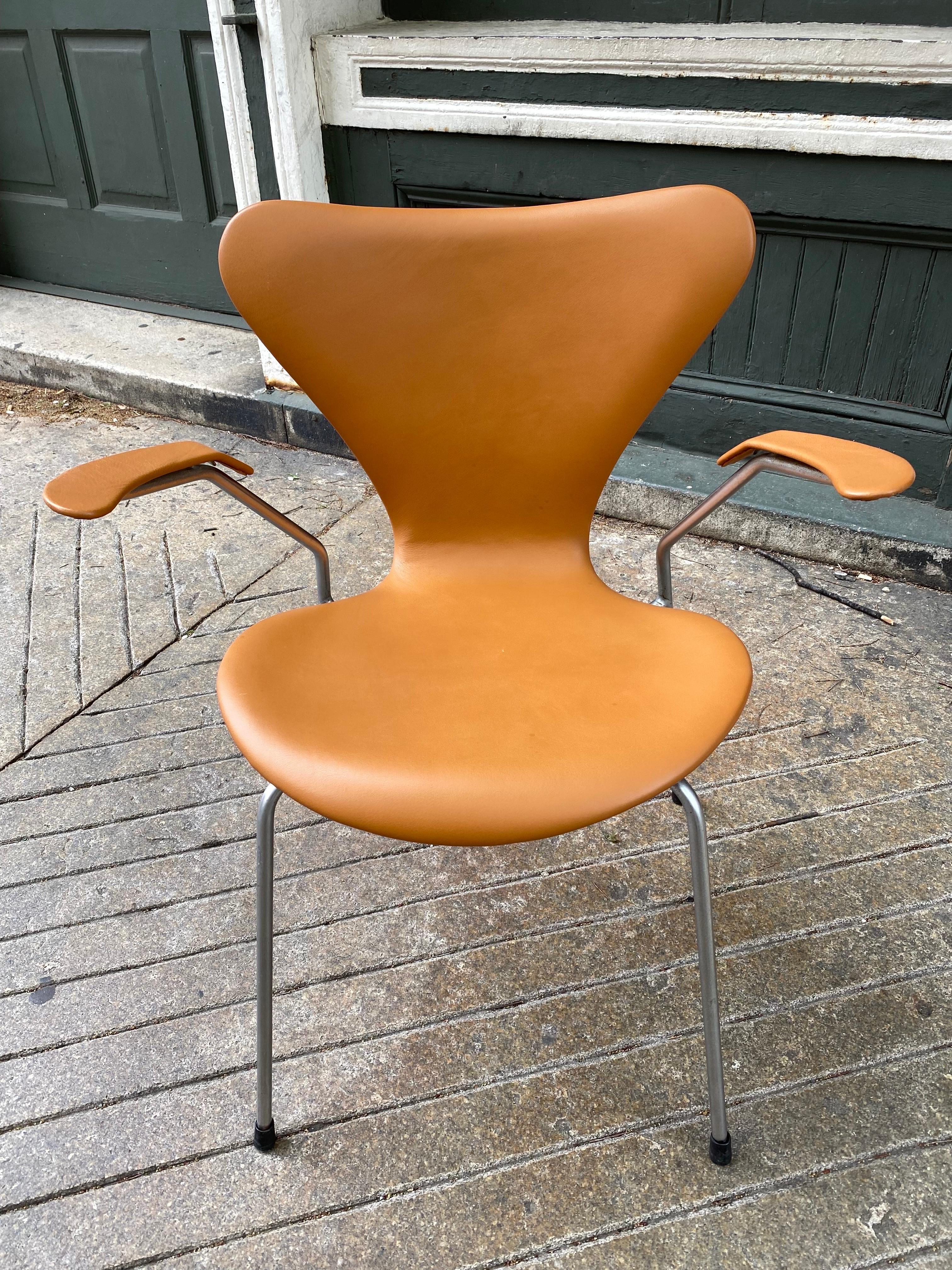 Metà XX secolo Arne Jacobsen per Fritz Hansen Poltrona Modello 3207 in Pelle in vendita
