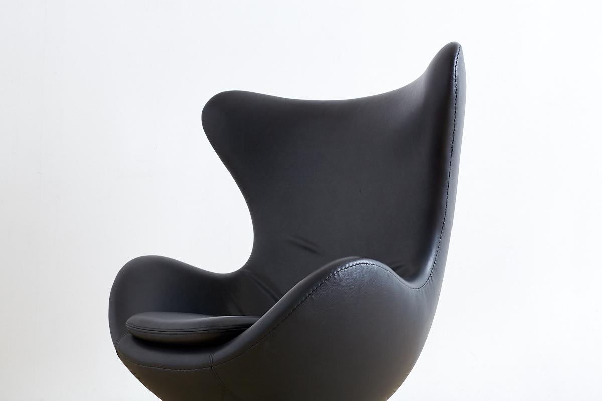 Arne Jacobsen for Fritz Hansen Black Egg Chair 2