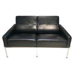 Arne Jacobsen für Fritz Hansen Flughafen-Sofa aus schwarzem Leder:: Modell 3302