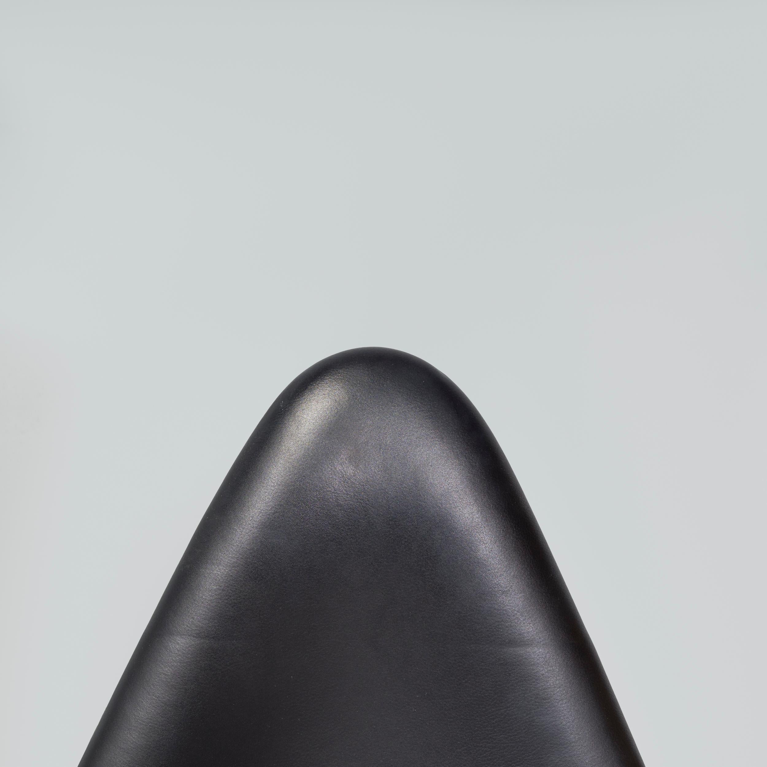 Fritz Hansen by Arne Jacobsen Chaises de salle à manger en cuir noir modèle 3110, set10 en vente 5