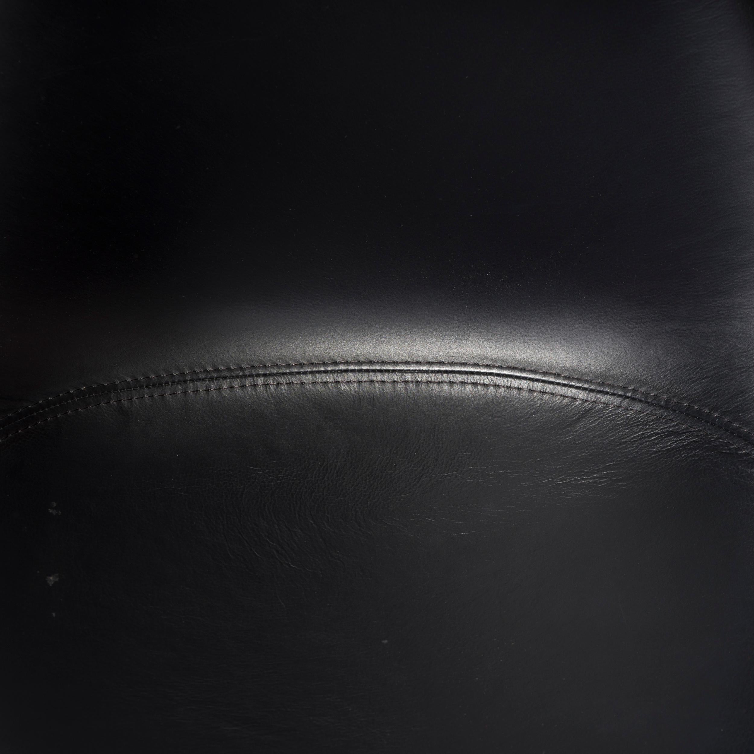 Fritz Hansen by Arne Jacobsen Chaises de salle à manger en cuir noir modèle 3110, set10 en vente 8