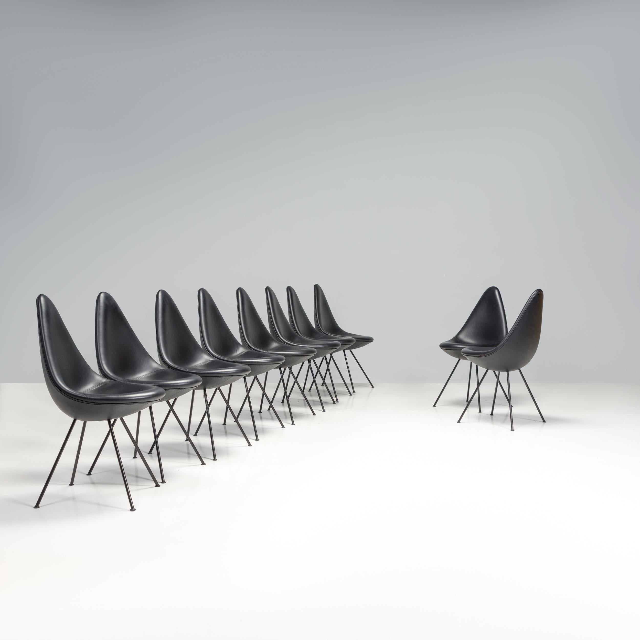 Initialement conçue par Arne Jacobsen en 1958 pour l'hôtel SAS Royal de Copenhague, la chaise drop a été relancée par Fritz Hansen en 2014. Trueing est la chaise préférée de Jacobsen et elle est devenue un véritable classique du design.

Constituée