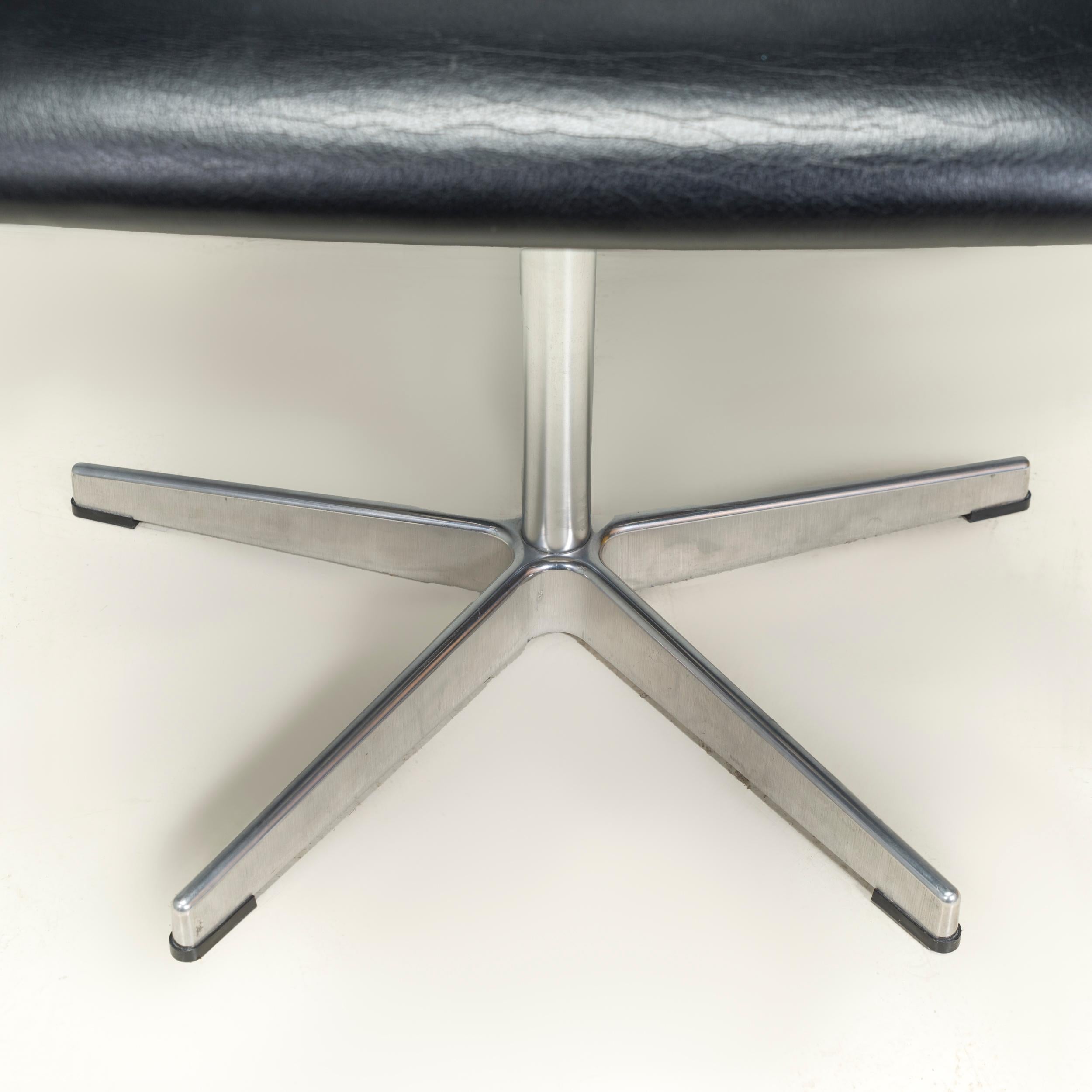 Contemporary Arne Jacobsen for Fritz Hansen Black Leather Model 3273 Oxford Office Chair For Sale
