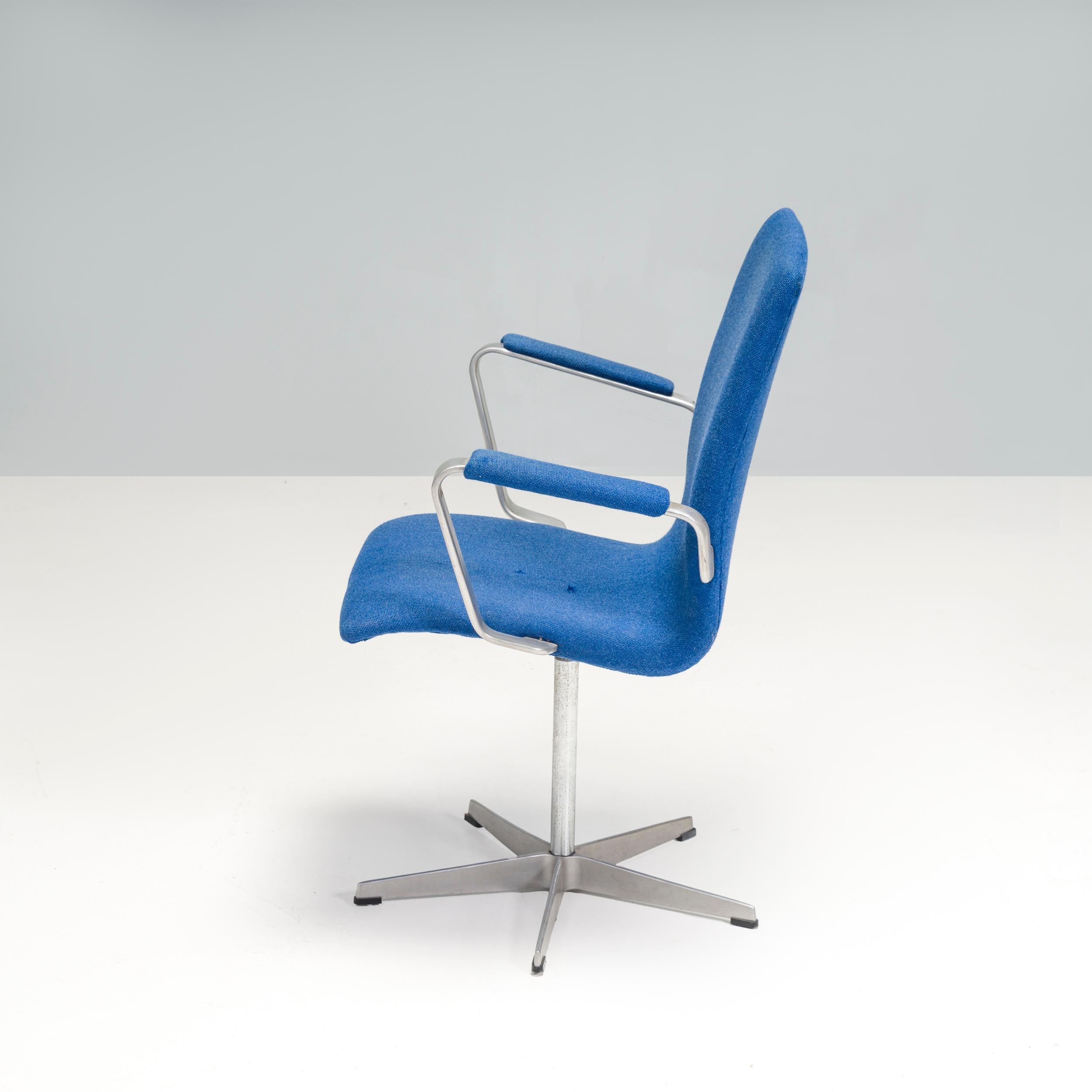 European Arne Jacobsen for Fritz Hansen Blue Fabric Model 3291 Oxford Office Chair For Sale
