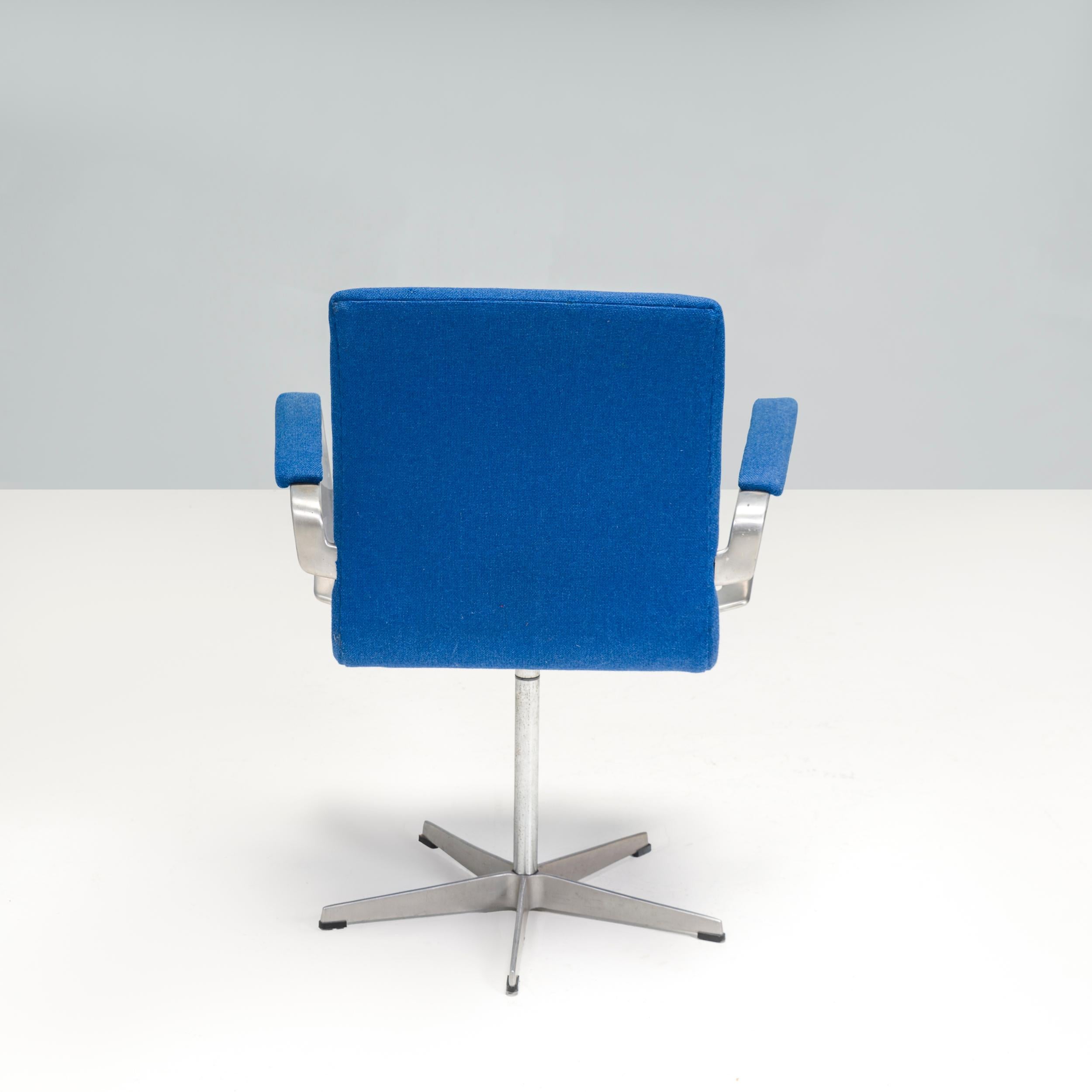 Arne Jacobsen for Fritz Hansen Blue Fabric Model 3291 Oxford Office Chair In Good Condition For Sale In London, GB