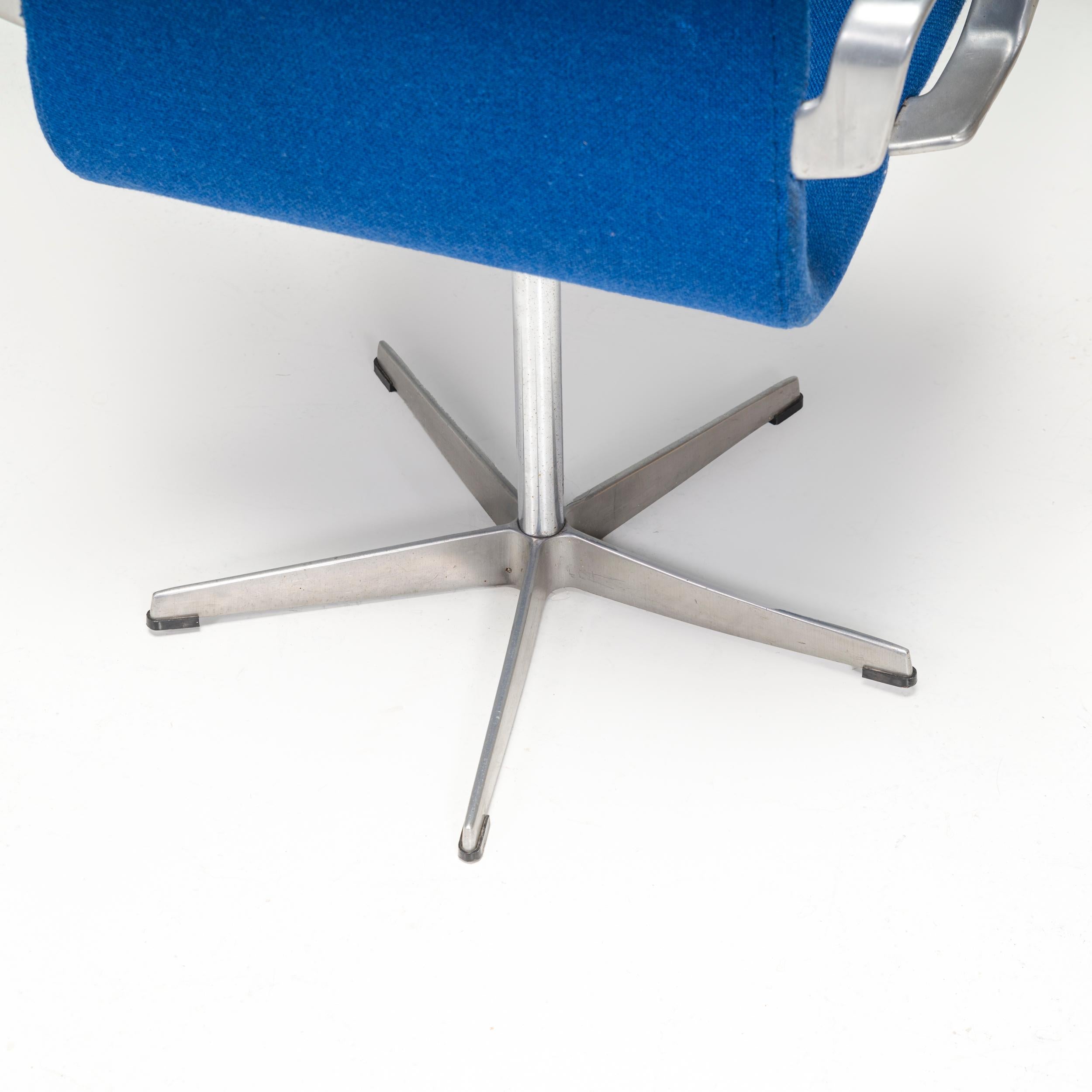 Late 20th Century Arne Jacobsen for Fritz Hansen Blue Fabric Model 3291 Oxford Office Chair For Sale