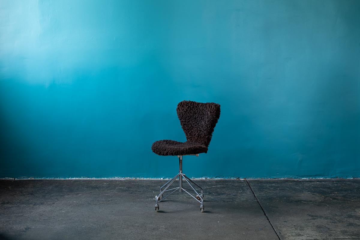 Arne Jacobsen for Fritz Hansen brown shearling swivel chair, model 3117.