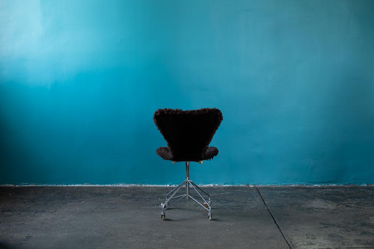 Mid-Century Modern Arne Jacobsen for Fritz Hansen Brown Shearling Swivel Chair