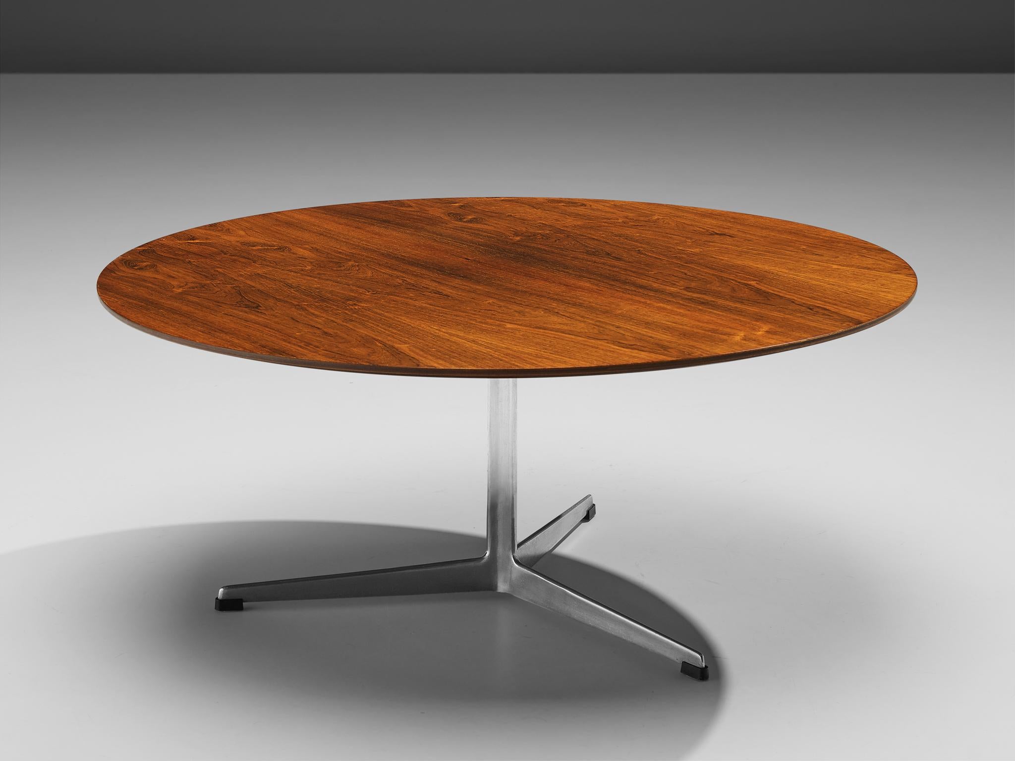 Arne Jacobsen for Fritz Hansen, coffee table, rosewood, metal, Denmark, 1950s

Pedestal coffee table with round top by Arne Jacobsen for Fritz Hansen. The circular wooden top with expressive grain rests on a pedestal base in metal with a three-star