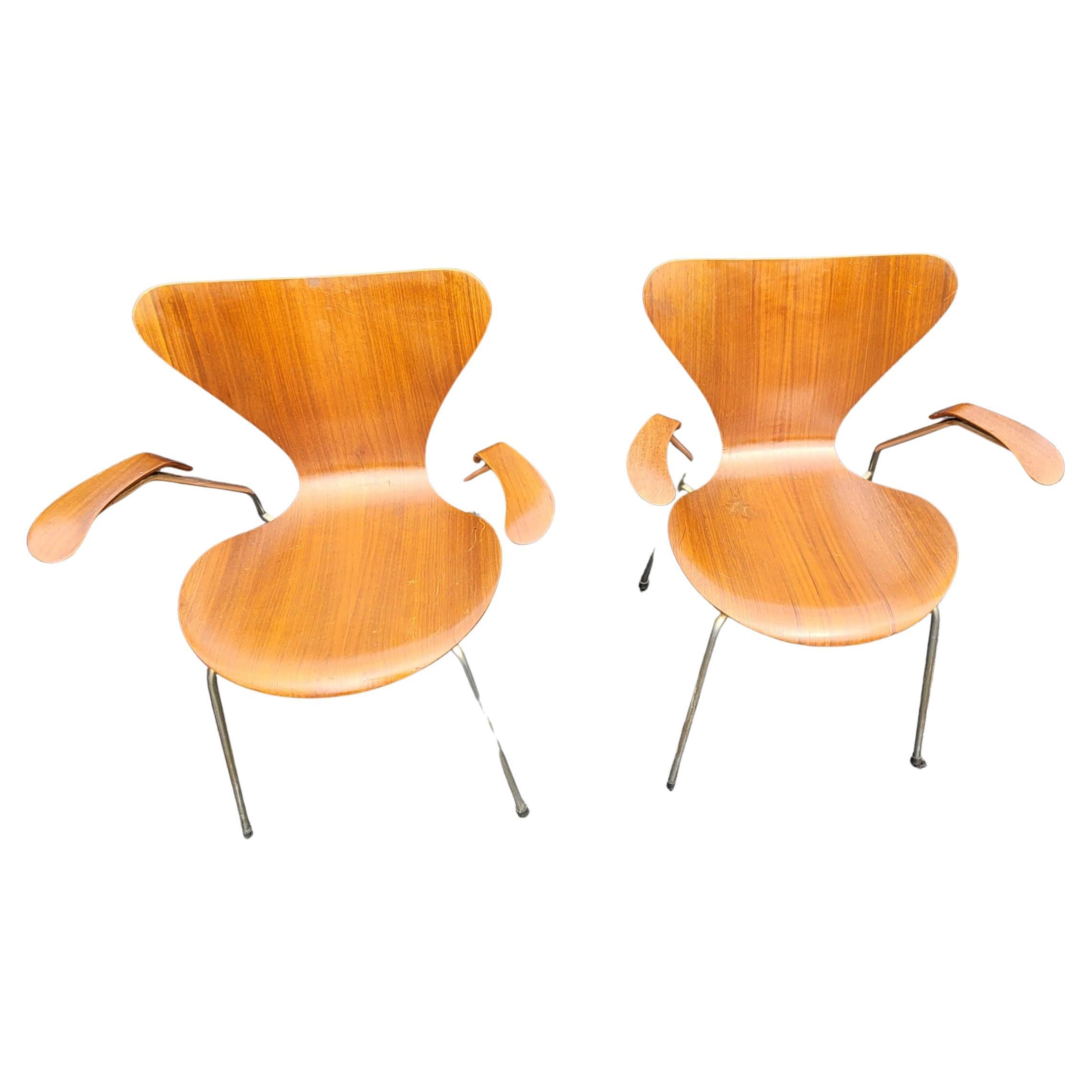 Pair of 'Ant' chairs designed by Arne Jacobsen (1902-1971) in 1952 and produced in Denmark by Fritz Hansen during the 1960s (early 1960s). These are made of molded teak ply on the four-legged nickel-plated steel base. Measures: Arm height is 25.5