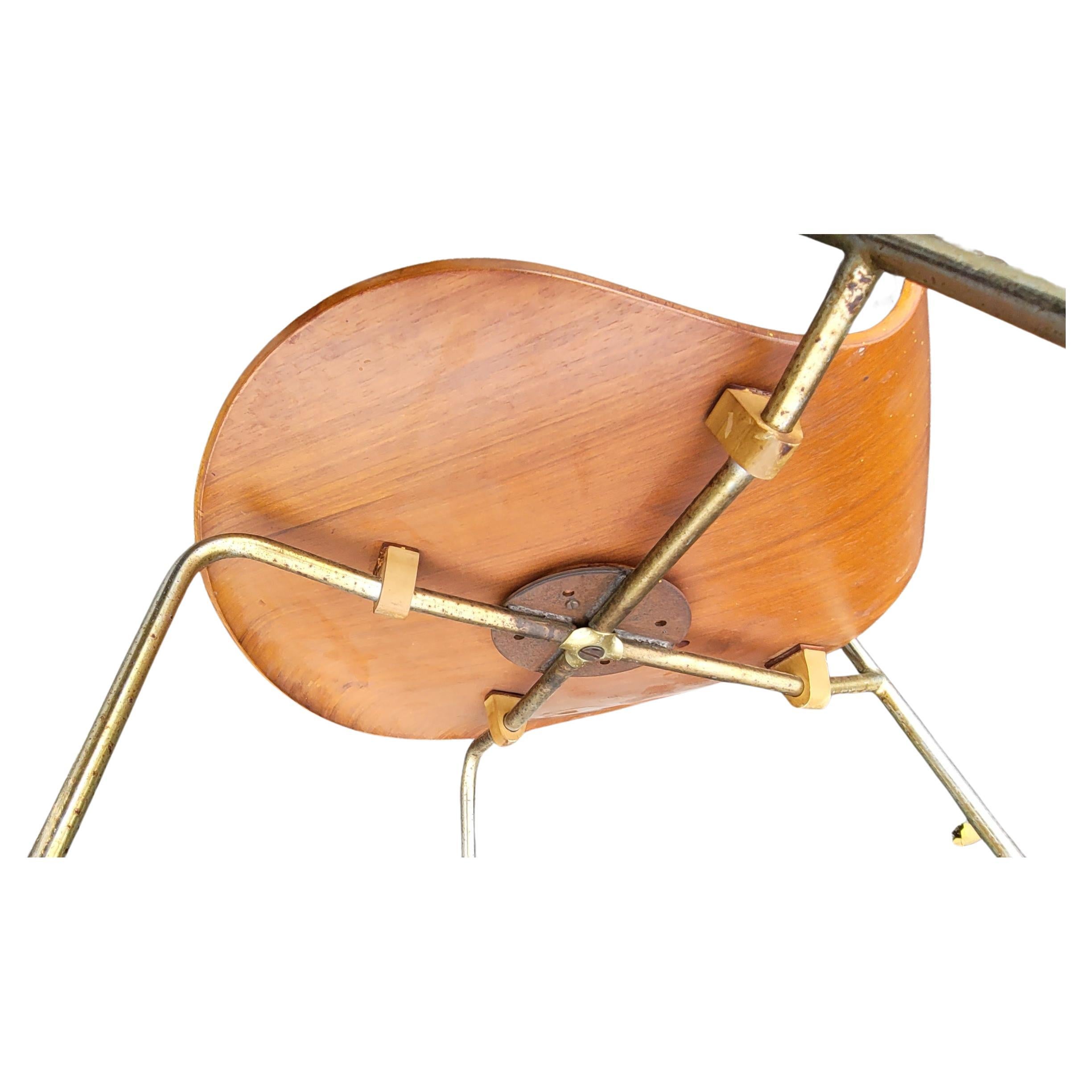 Arne Jacobsen for Fritz Hansen Danish Mid-Century Teak Ant Armchairs, a Pair For Sale 3