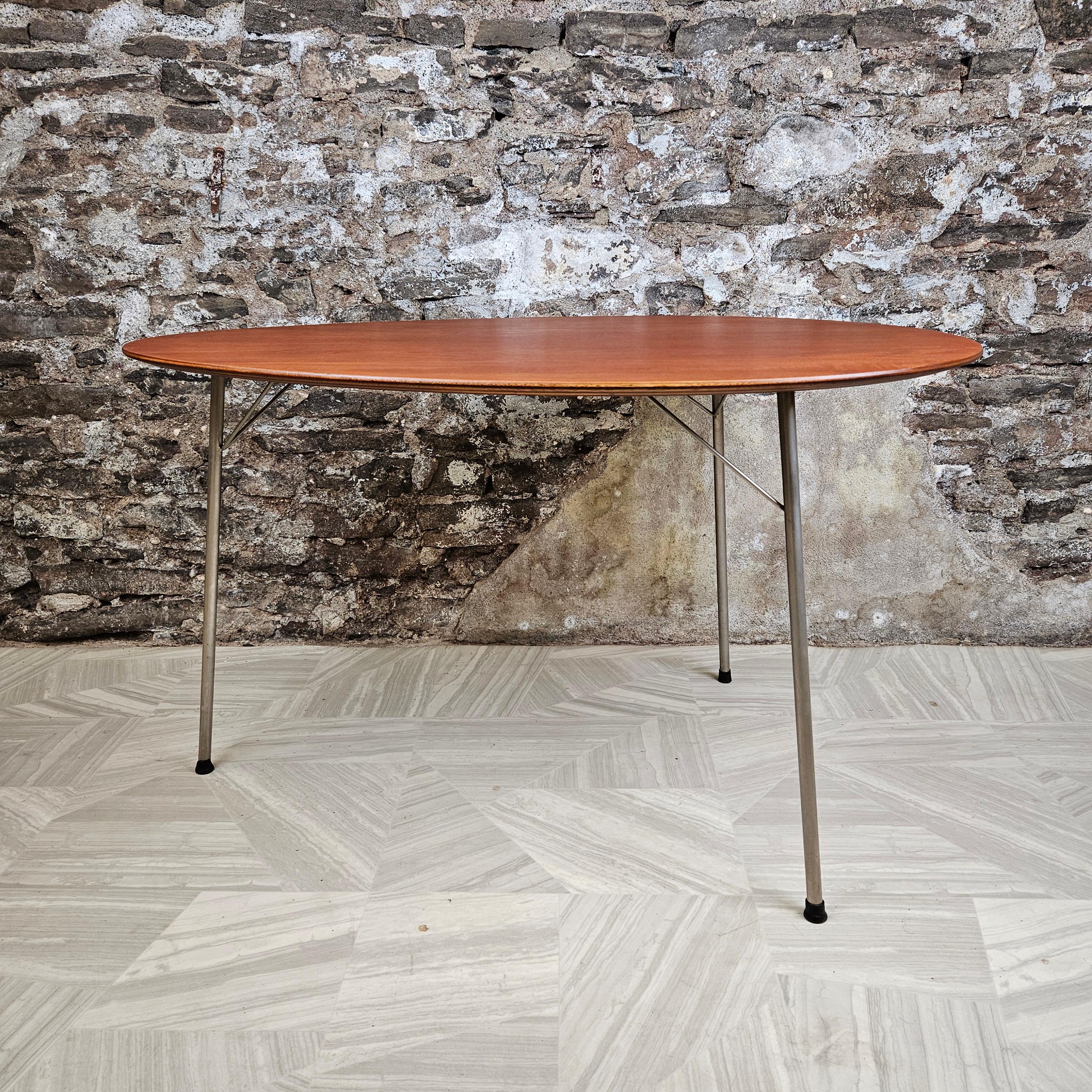 Arne Jacobsen for Fritz Hansen Danish Teak Egg Table In Good Condition In Hamilton, Ontario