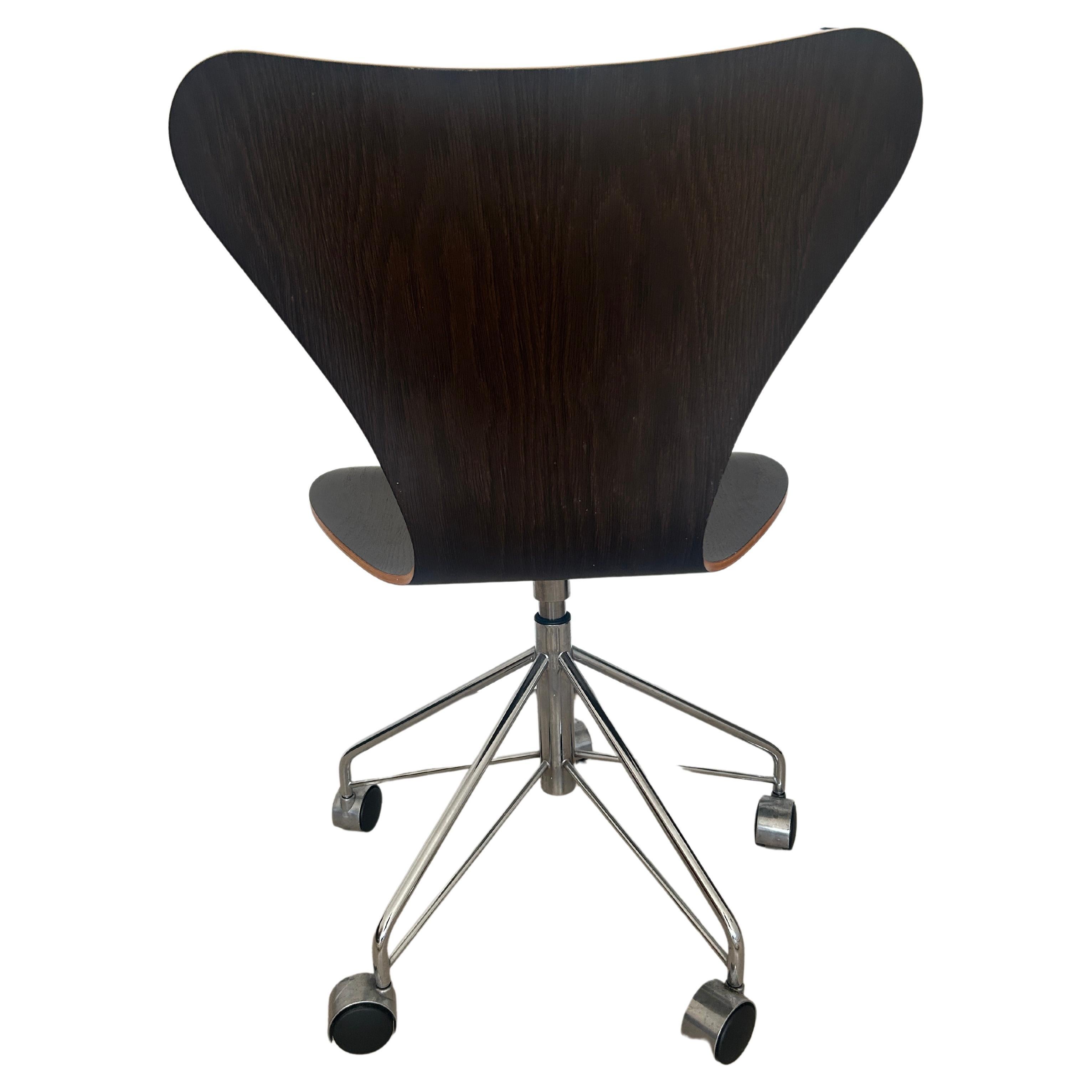 (1) Danish Modern Design the series 7 chair on an original rolling 5 star base with Casters. Designed by Arne Jacobsen for Fritz Hansen. Dark Brown Oak finish on Bentwood molded seat. Located In Brooklyn NYC. Ready for Use. Labeled.

Height