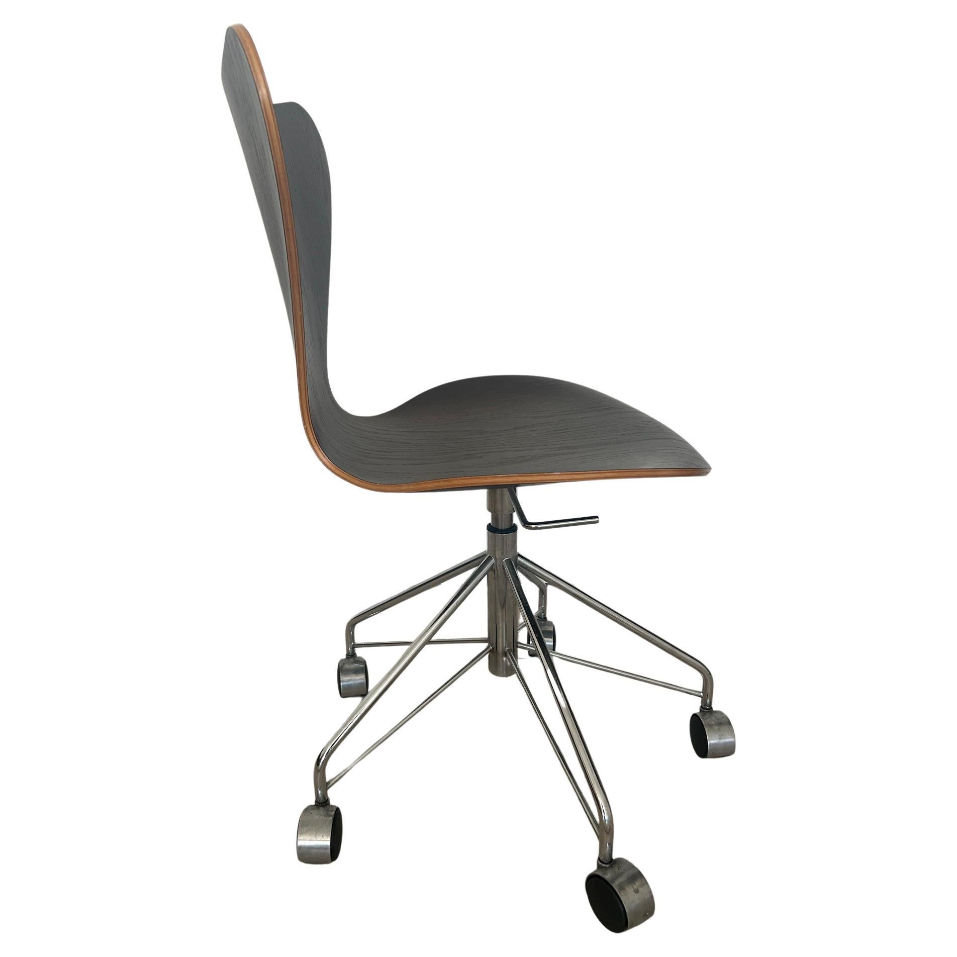 Mid-Century Modern Arne Jacobsen for Fritz Hansen Dark Brown Oak Series 7 Desk Task Office Chair For Sale