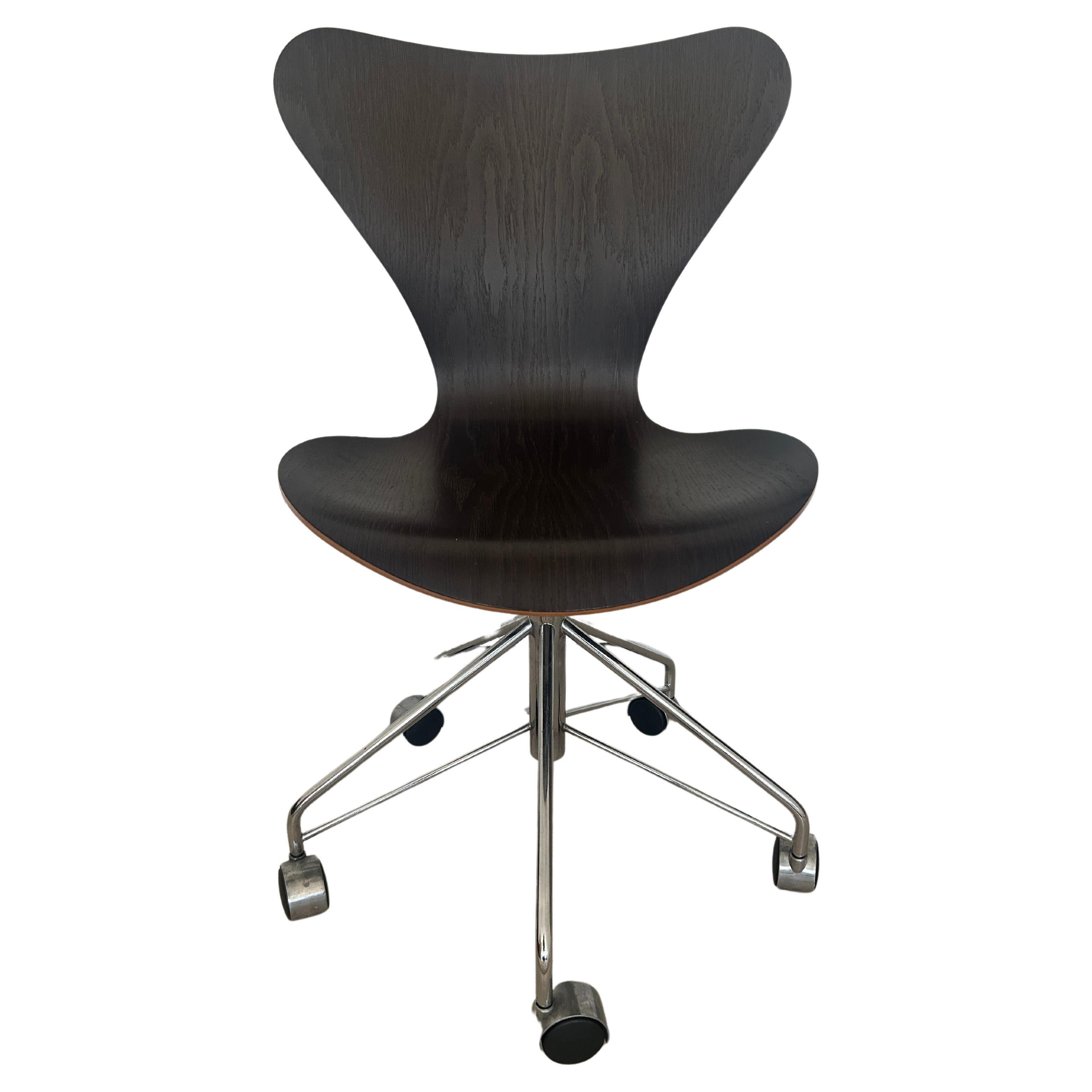 Arne Jacobsen für Fritz Hansen Dark Brown Oak Series 7 Desk Task Office Chair im Zustand „Gut“ im Angebot in Brooklyn, NY
