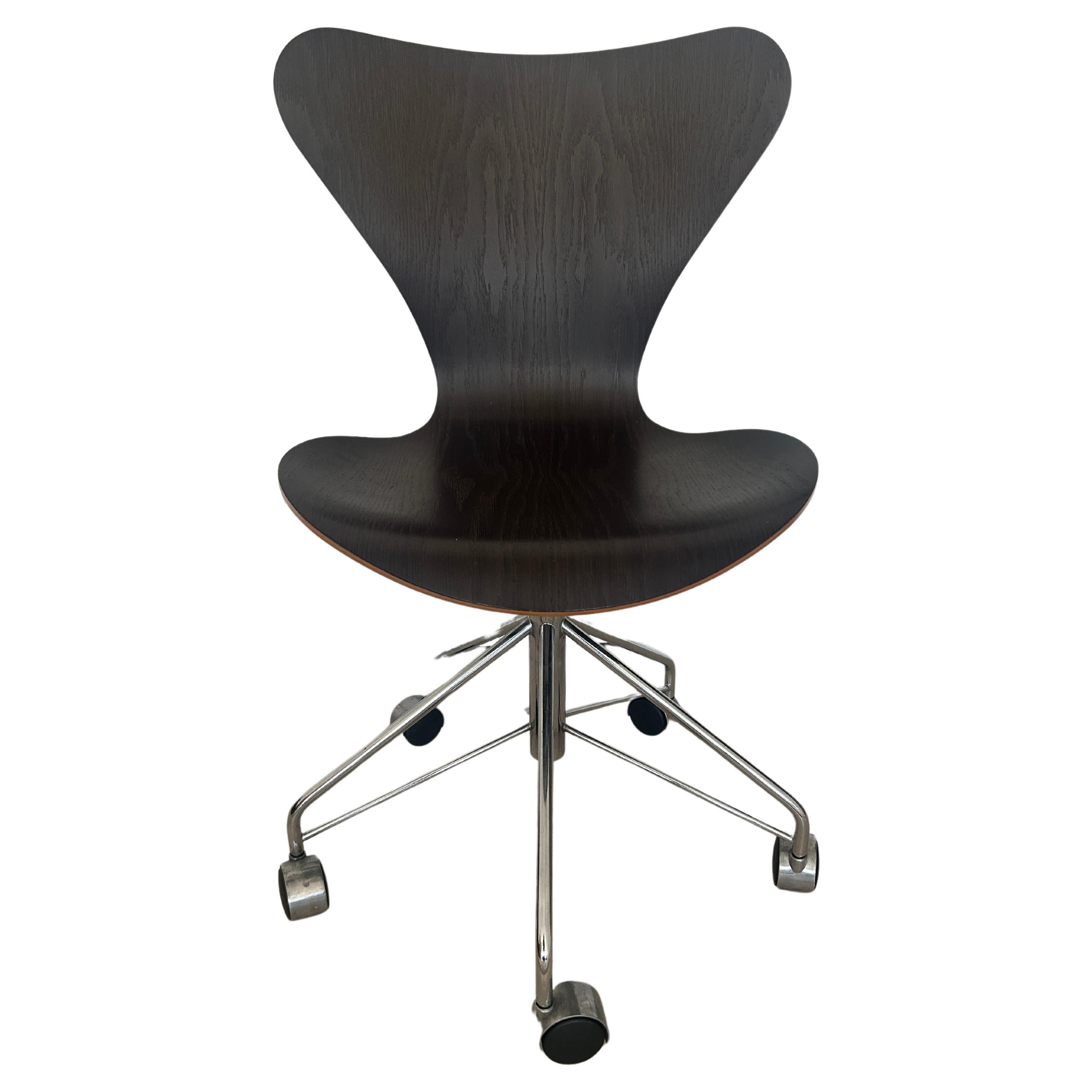 Arne Jacobsen for Fritz Hansen Dark Brown Oak Series 7 Desk Task Office Chair In Good Condition For Sale In BROOKLYN, NY
