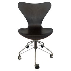 Arne Jacobsen per Fritz Hansen Serie 7 in Oak Marrone Scuro Sedia da ufficio con funzione di scrivania