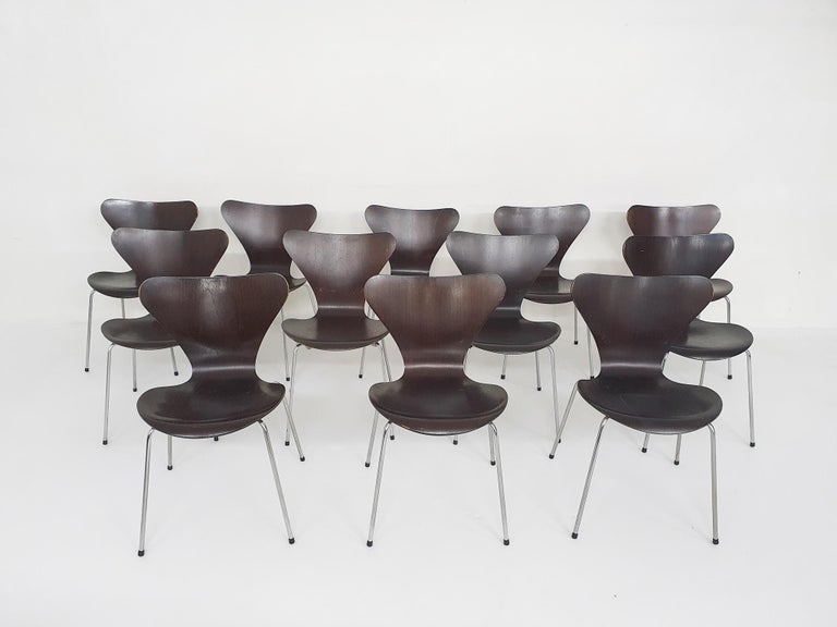 Dark brown Butterfly chairs by Arne Jacobsen. We have five older ones with the metal caps, of these the legs have been repainted in silver. We have seven with the plastic caps from 1976.
In good vintage condition.
Arne Jacobsen was a Danish