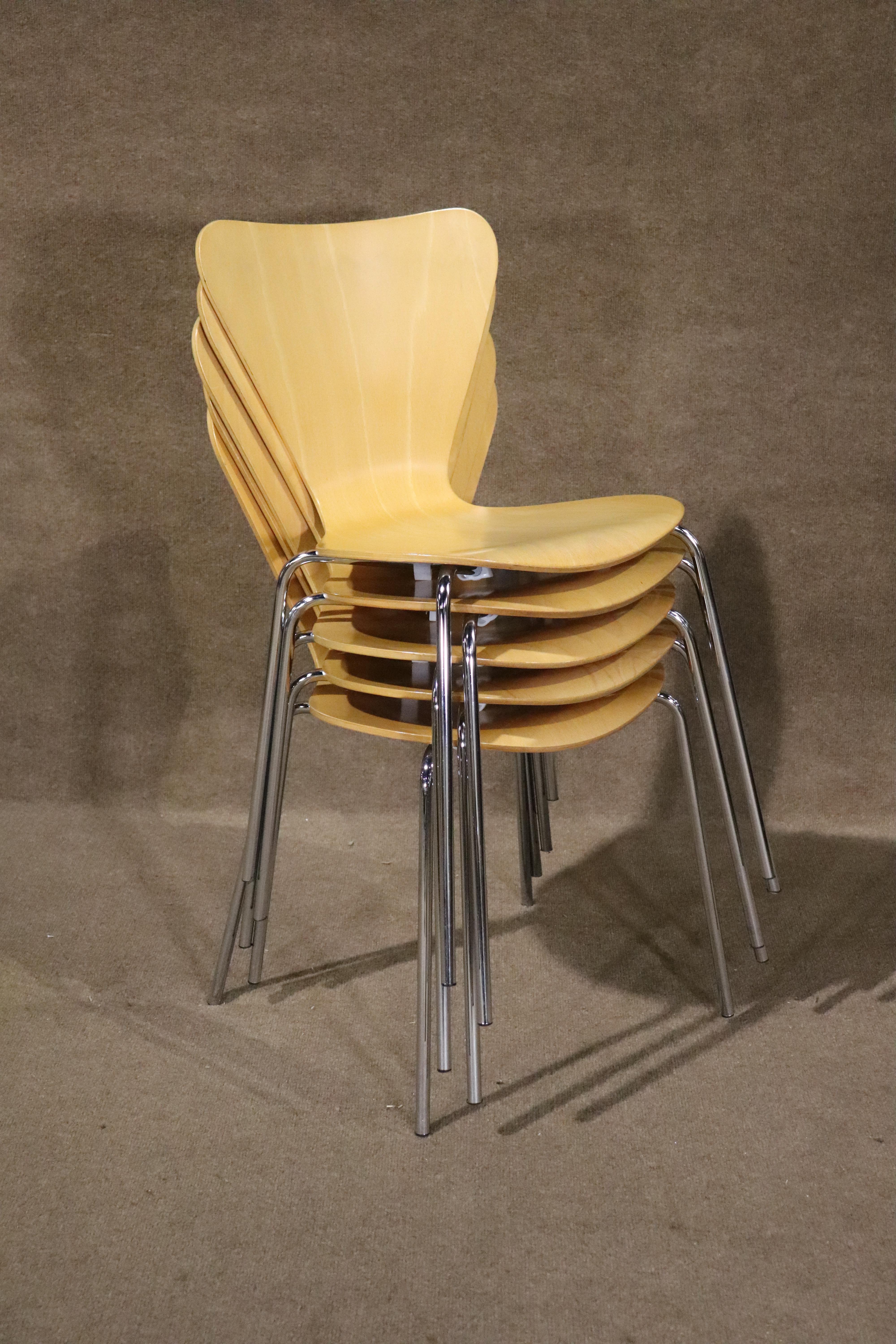 Ces chaises modernes s'inspirent des célèbres chaises empilables de la série 7 d'Arne Jacobsen. Design moderne simple du milieu du siècle avec des sièges en bois courbé d'érable sur des pieds en chrome poli.
Veuillez confirmer le lieu NY ou NJ