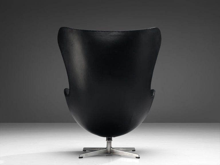 Arne Jacobsen for Fritz Hansen Early 'Egg' Lounge Chair in Black Leather For Sale 3