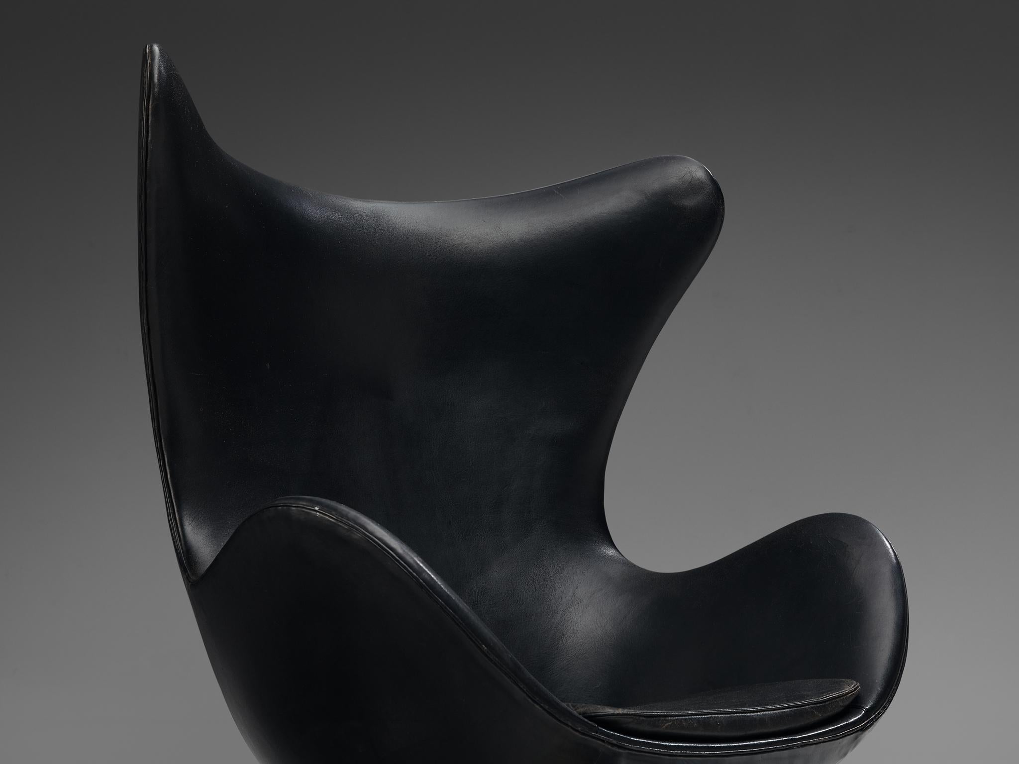 Scandinavian Modern Arne Jacobsen for Fritz Hansen Early 'Egg' Lounge Chair in Black Leather  For Sale