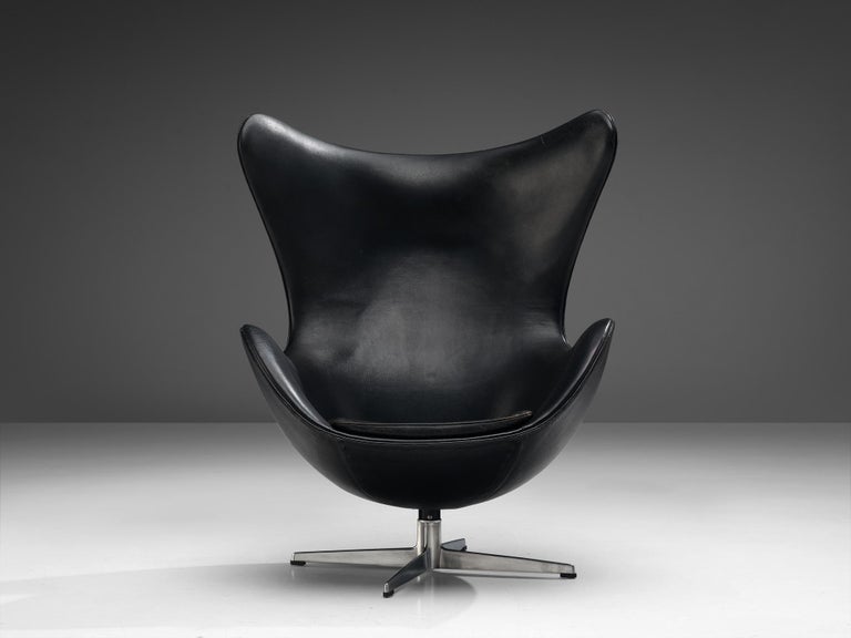 Danish Arne Jacobsen for Fritz Hansen Early 'Egg' Lounge Chair in Black Leather For Sale