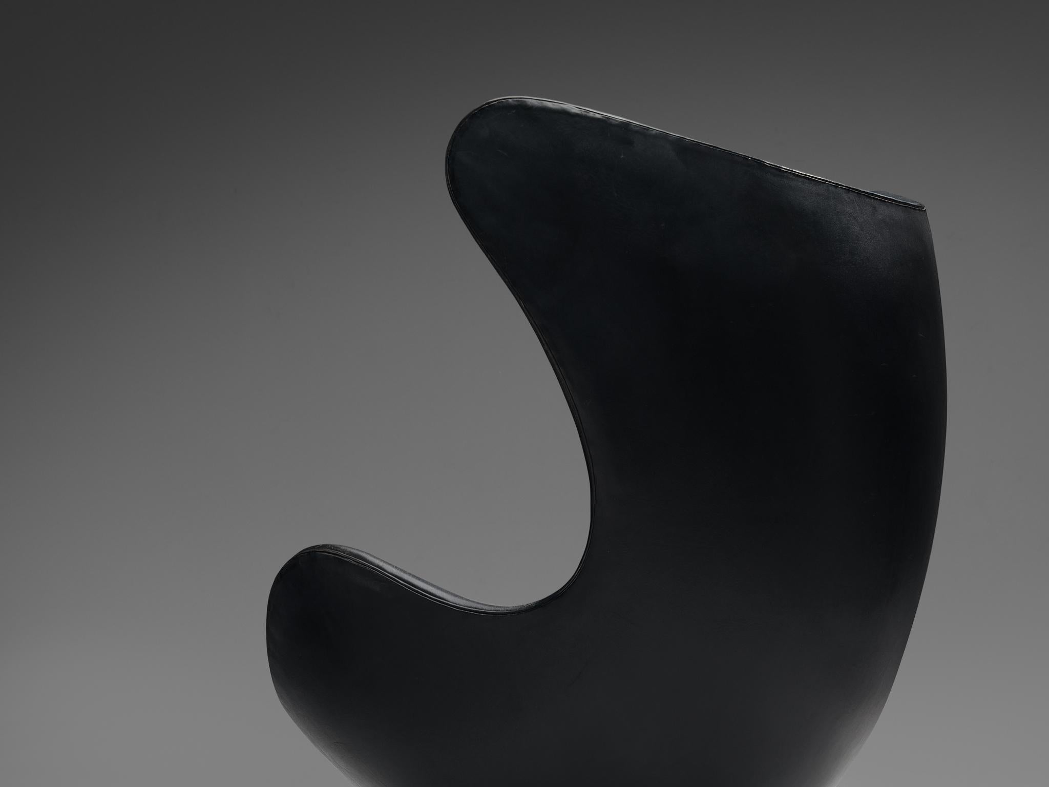 Arne Jacobsen für Fritz Hansen: Früher „Egg“-Loungesessel aus schwarzem Leder  im Zustand „Gut“ im Angebot in Waalwijk, NL