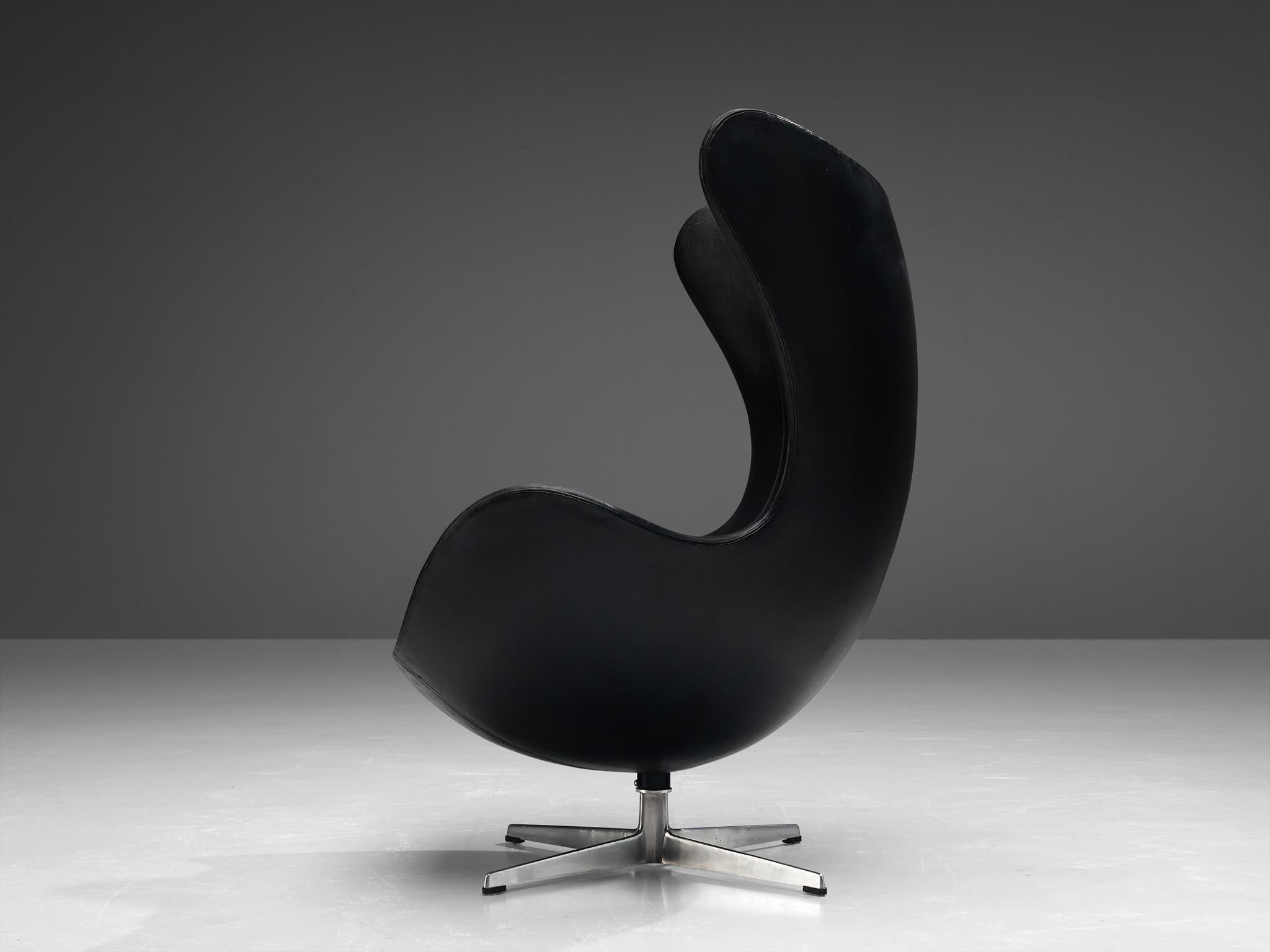 Danois Arne Jacobsen pour Fritz Hansen Fauteuil de salon « Egg » en cuir noir  en vente