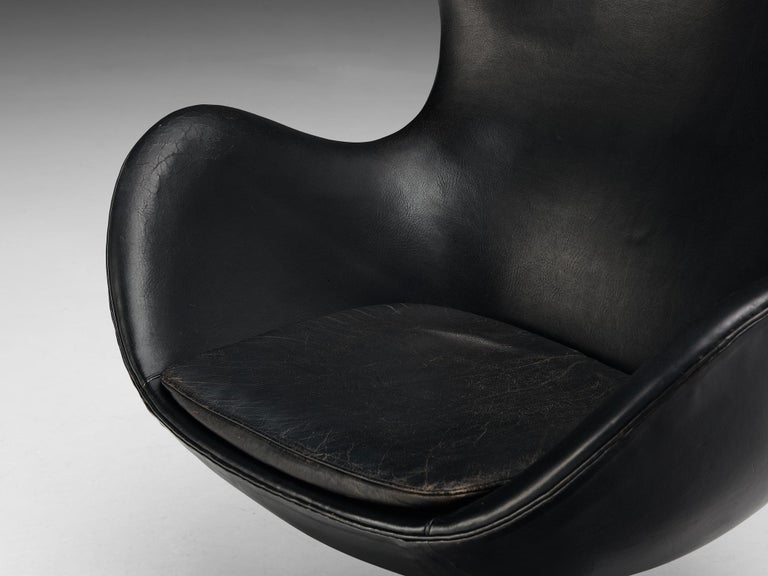 Steel Arne Jacobsen for Fritz Hansen Early 'Egg' Lounge Chair in Black Leather For Sale