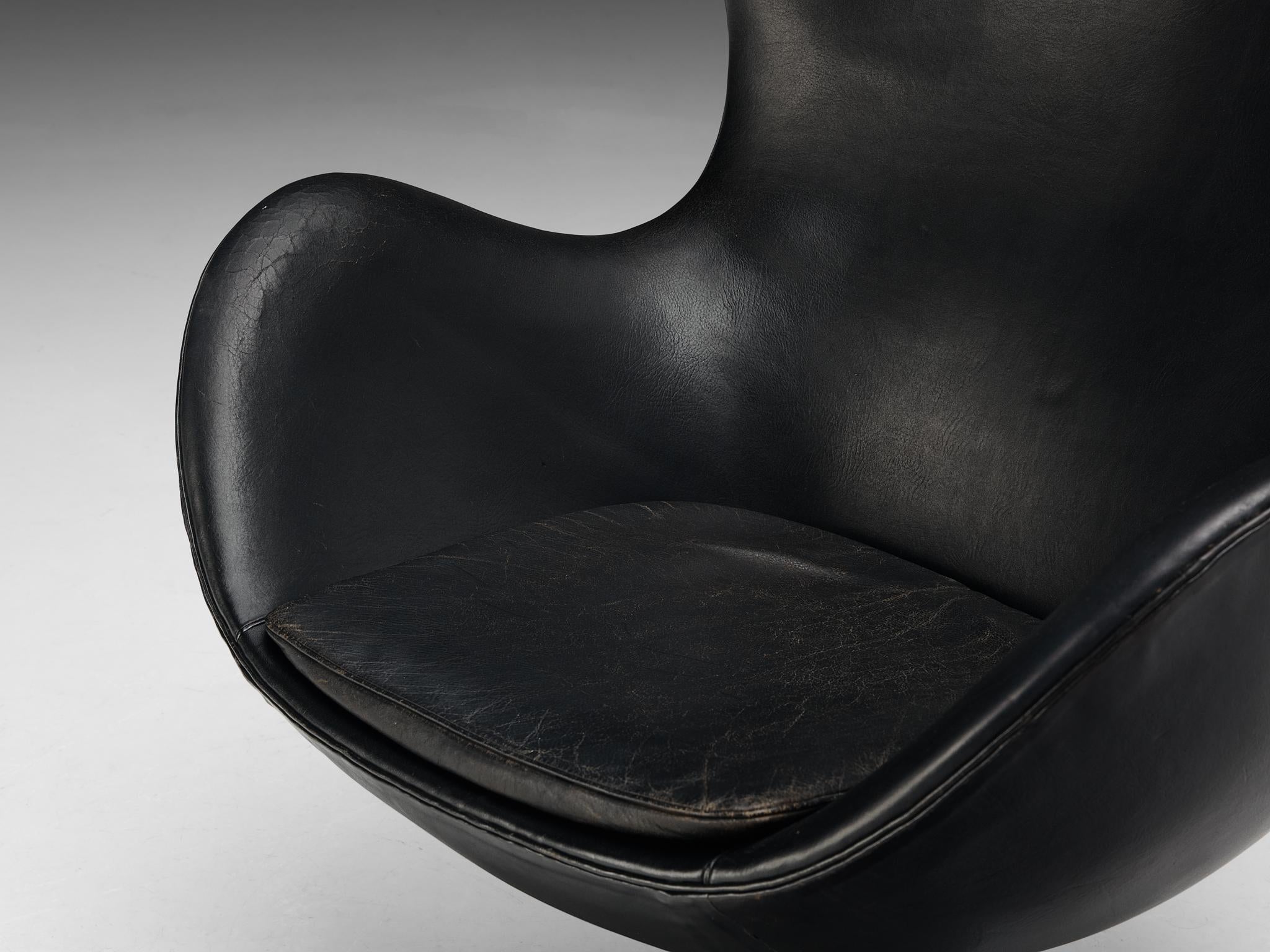 Arne Jacobsen für Fritz Hansen: Früher „Egg“-Loungesessel aus schwarzem Leder  (Stahl) im Angebot