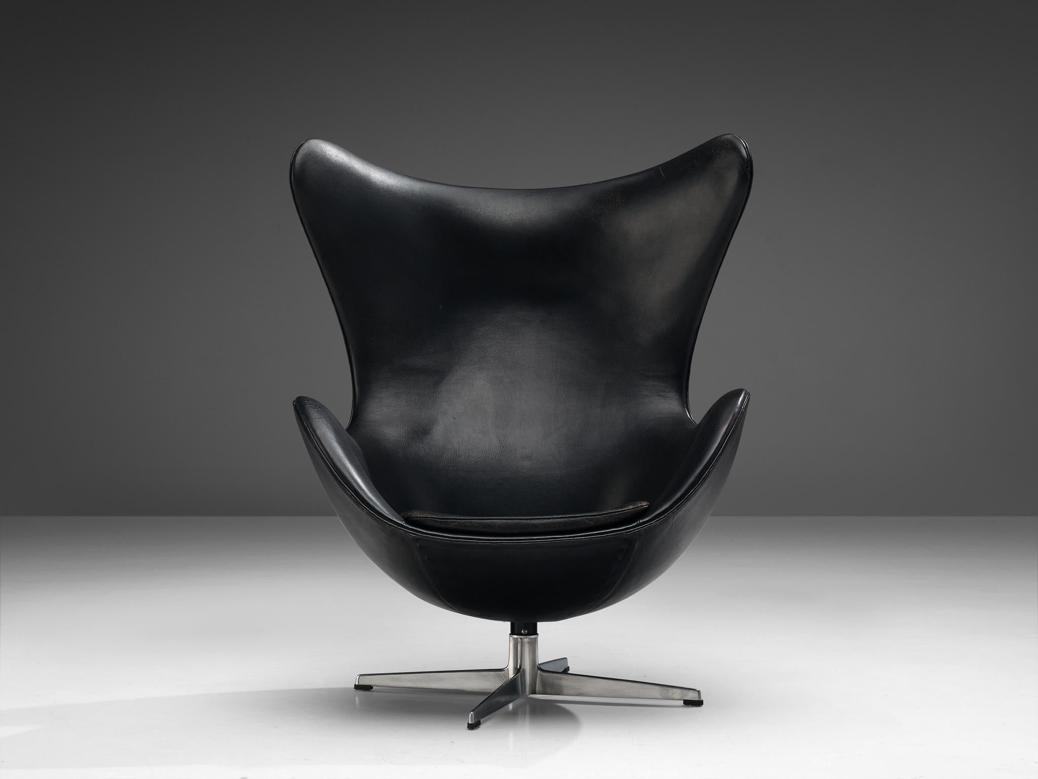 Arne Jacobsen für Fritz Hansen: Früher „Egg“-Loungesessel aus schwarzem Leder  im Angebot 1