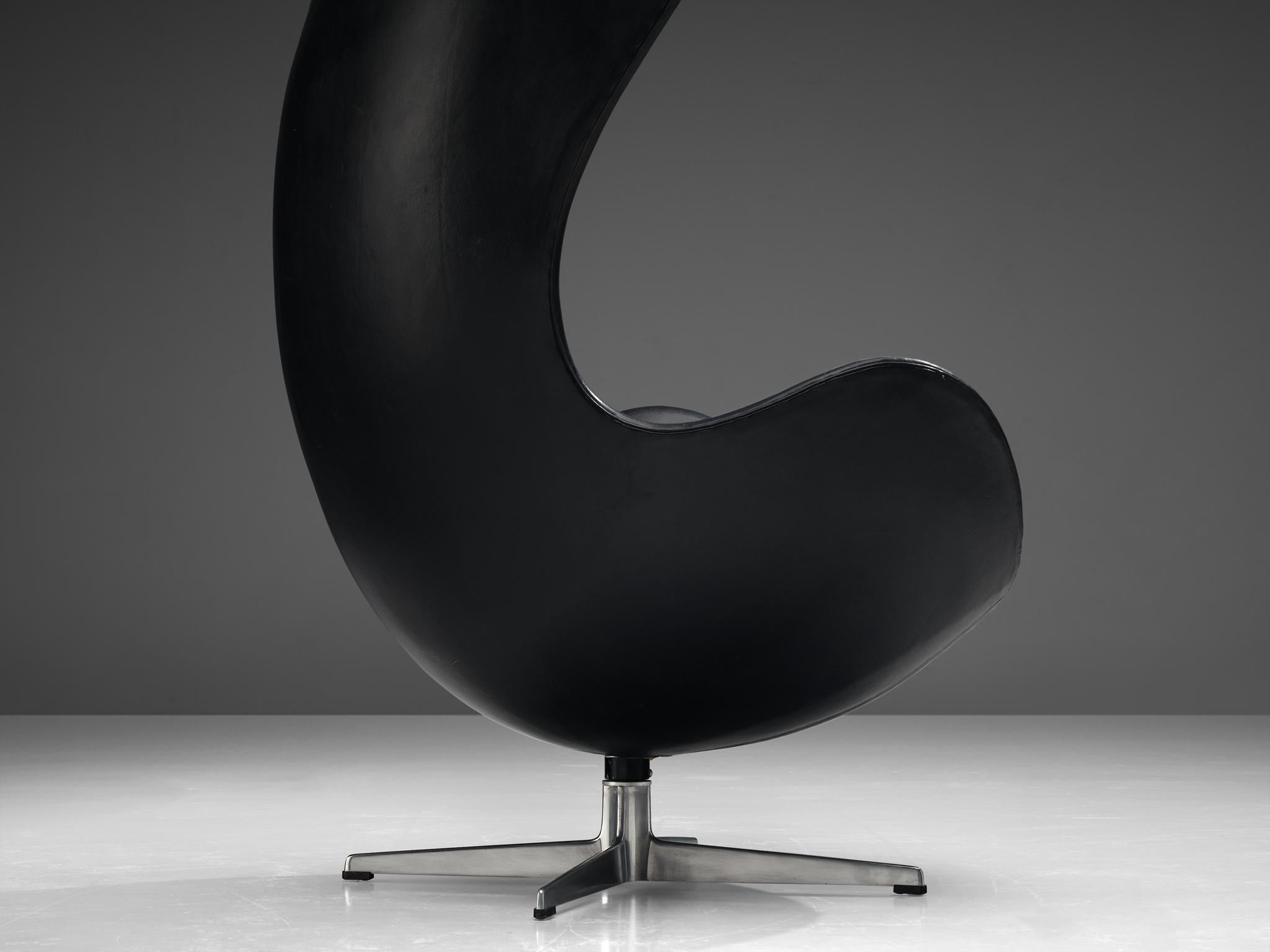 Acier Arne Jacobsen pour Fritz Hansen Fauteuil de salon « Egg » en cuir noir  en vente