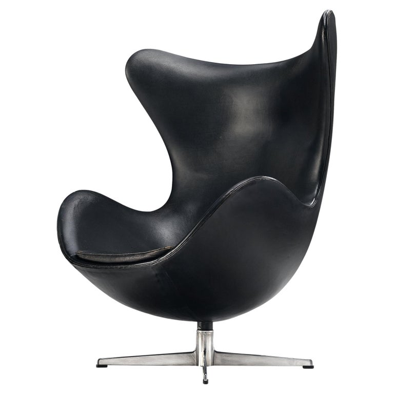Arne Jacobsen for Fritz Hansen Early 'Egg' Lounge Chair in Black Leather For Sale
