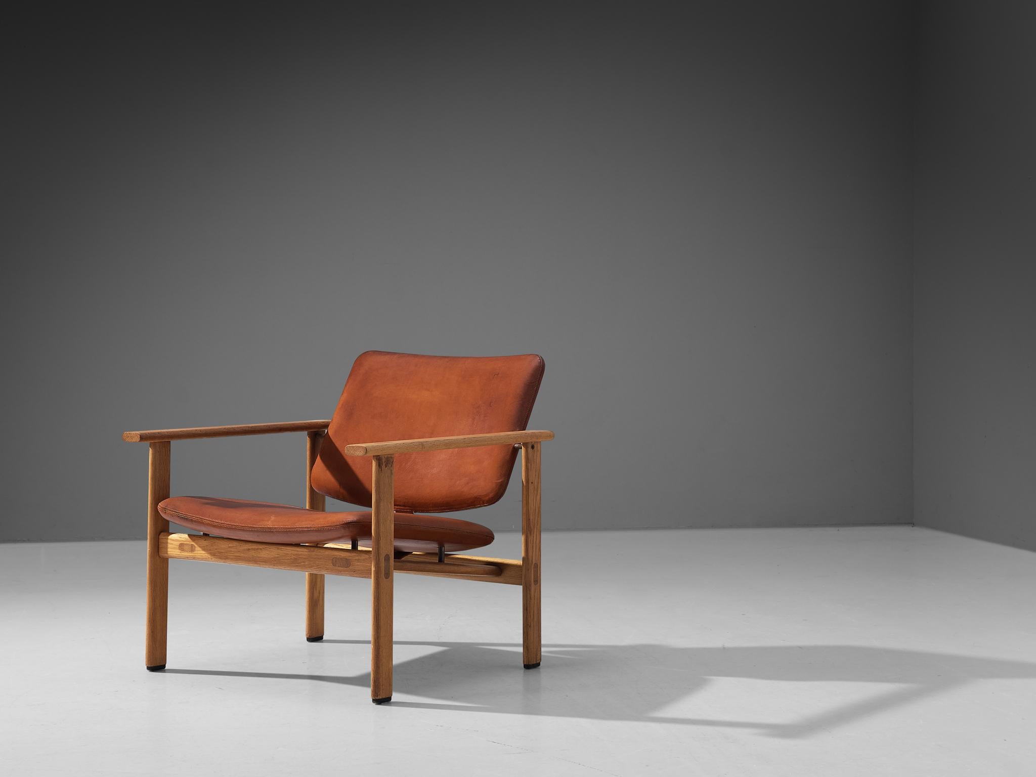 Arne Jacobsen pour Fritz Hansen, fauteuil, modèle '4700', chêne, cuir, Danemark, 1965.

Fauteuil conçu par le designer danois Arne Jacobsen (1902-1971). Le cadre présente des lignes géométriques élégantes et est exécuté en chêne massif. Les joints à