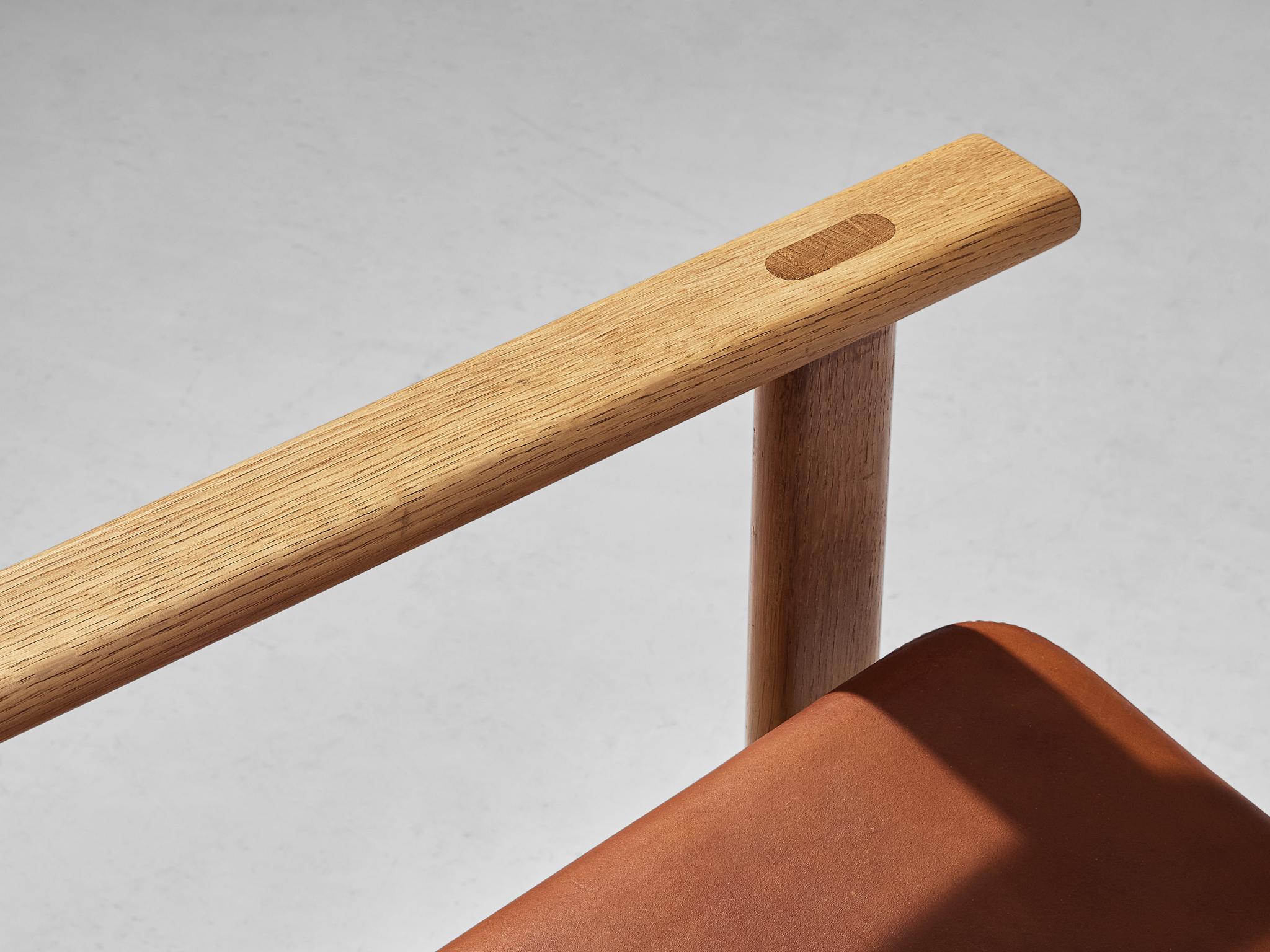 Easy Chair aus Eiche und cognacfarbenem Leder, Arne Jacobsen für Fritz Hansen (Skandinavische Moderne) im Angebot