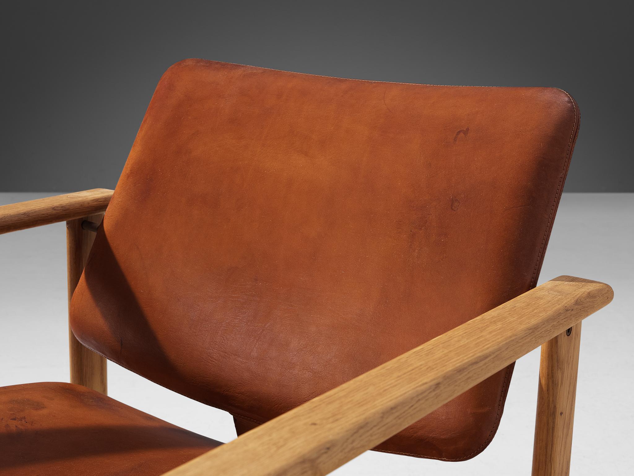Easy Chair aus Eiche und cognacfarbenem Leder, Arne Jacobsen für Fritz Hansen im Zustand „Gut“ im Angebot in Waalwijk, NL