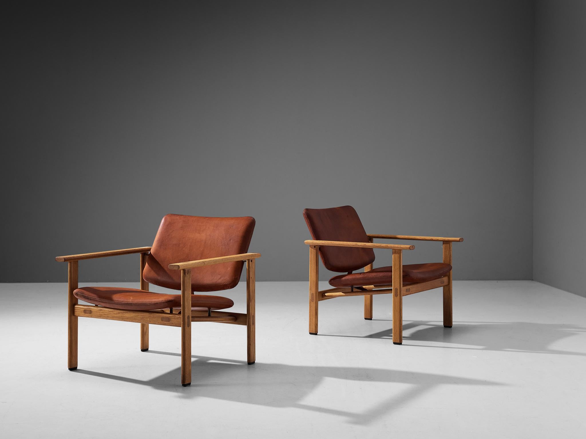 Arne Jacobsen for Fritz Hansen, armchairs, model '4700', oak, leather, Denmark, 1965.

Pair of modest armchairs designed by the Danish designer Arne Jacobsen (1902-1971). The frame shows elegant geometric lines and is executed in solid oak. A nice