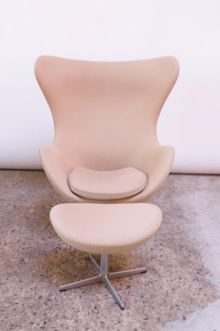 Mid-Century Modern Arne Jacobsen for Fritz Hansen Egg Chair and Ottoman Distributed by Knoll For Sale