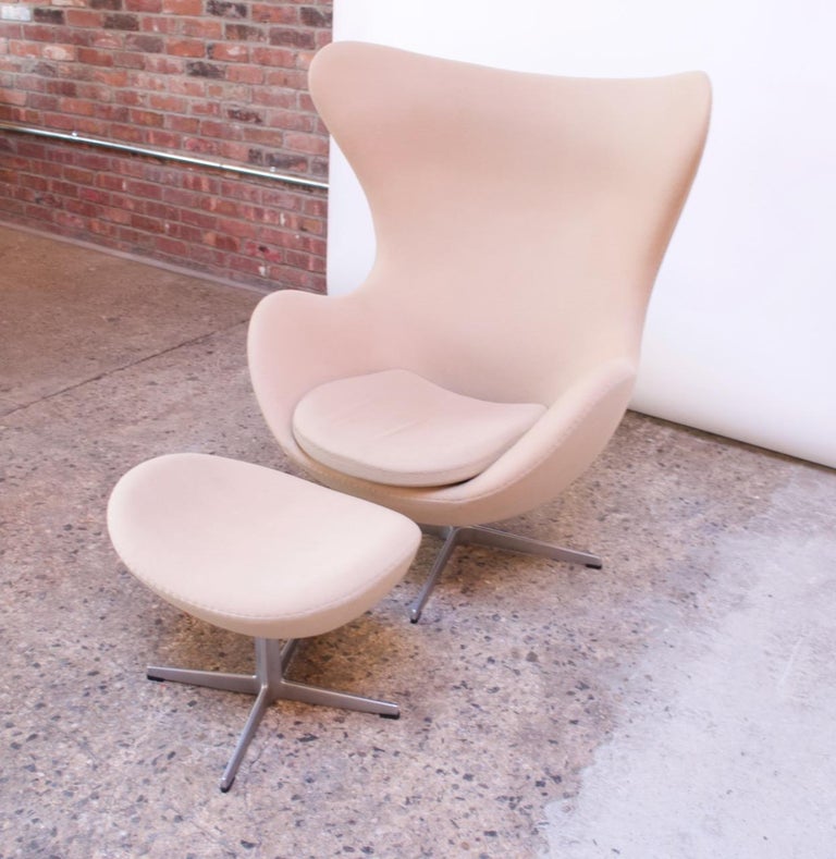 Cotton Arne Jacobsen for Fritz Hansen Egg Chair and Ottoman Distributed by Knoll For Sale