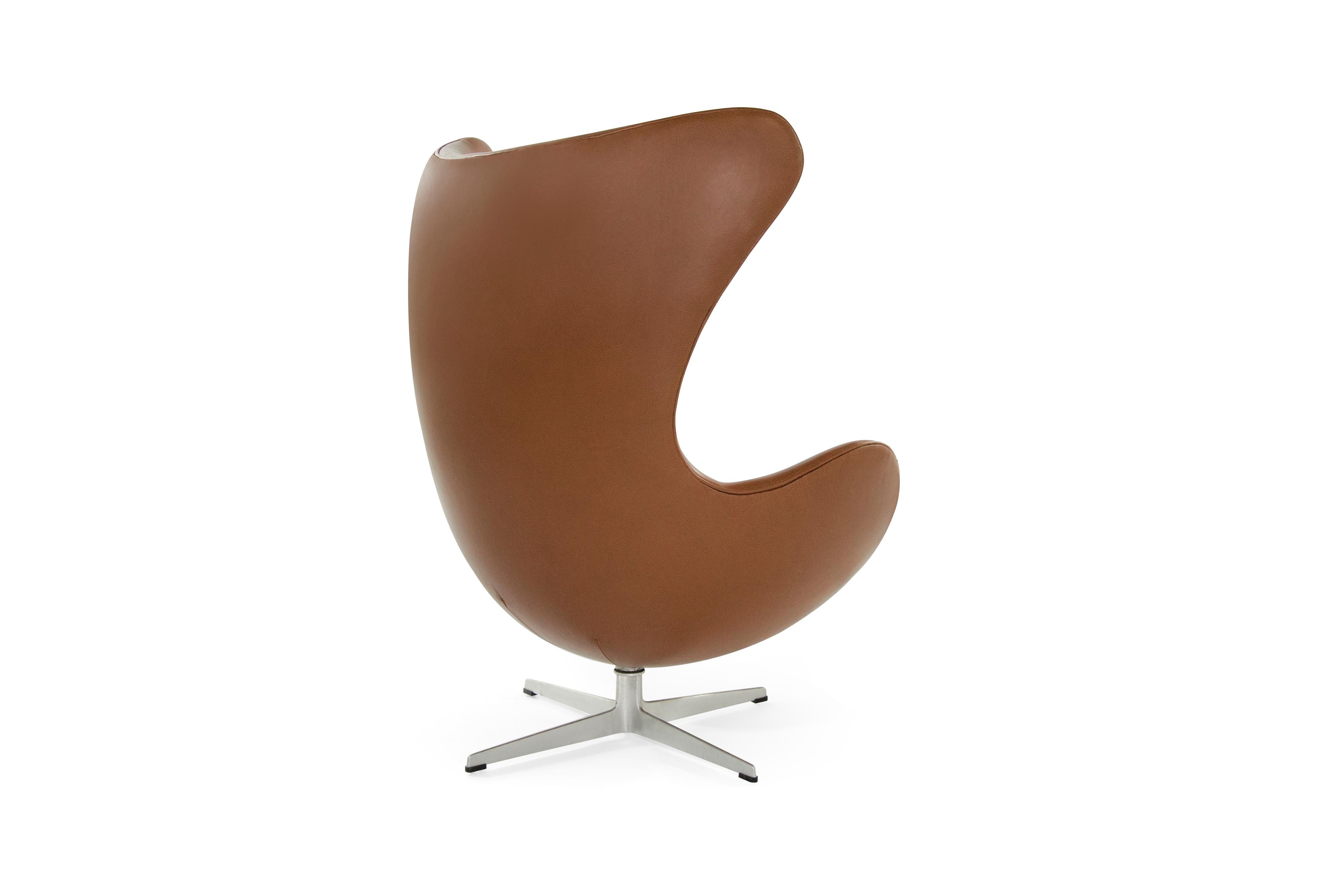 The iconic egg chair, model 3316, designed by Arne Jacobsen. Produced by Fritz Hansen in Denmark, 1966. Newly upholstered in natural leather.