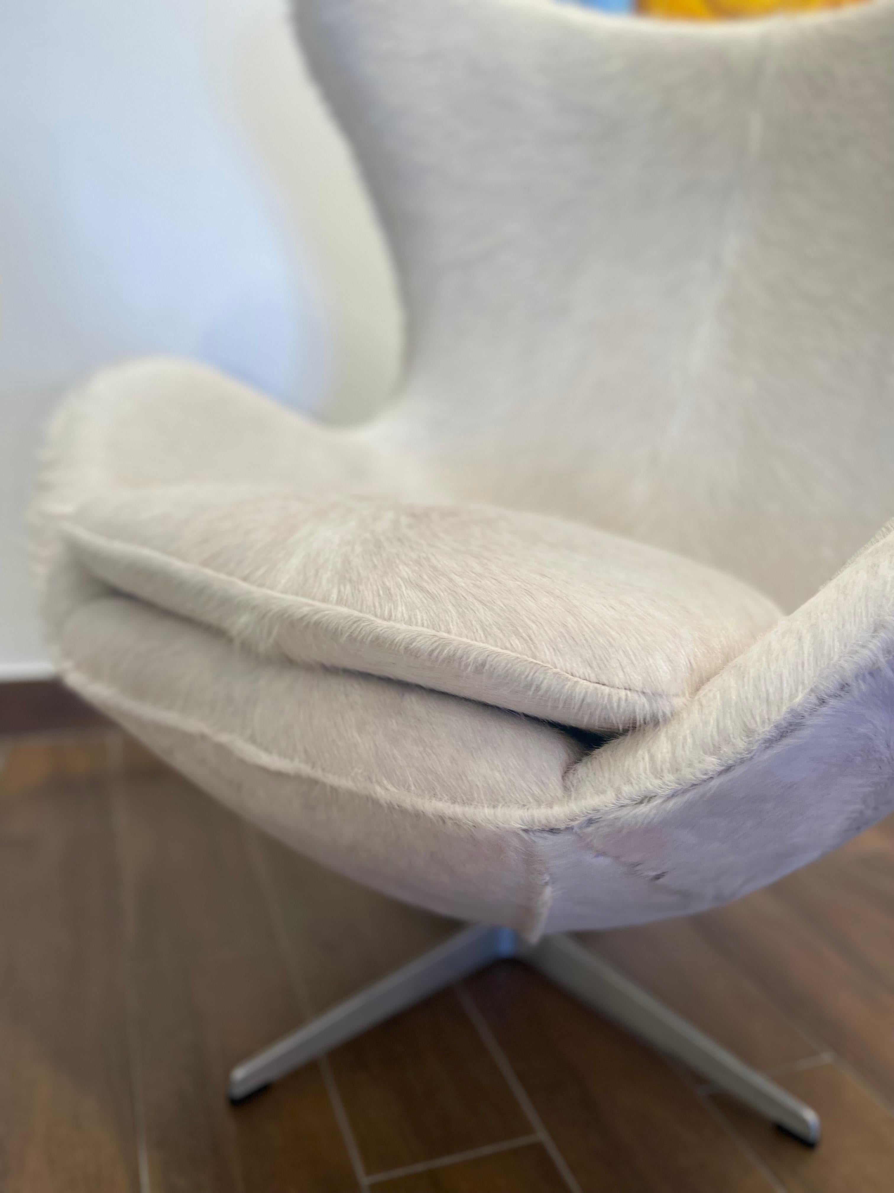 Silla Egg de Arne Jacobsen para Fritz Hansen en piel de vaca brasileña en Bueno estado para la venta en Saint Louis, US