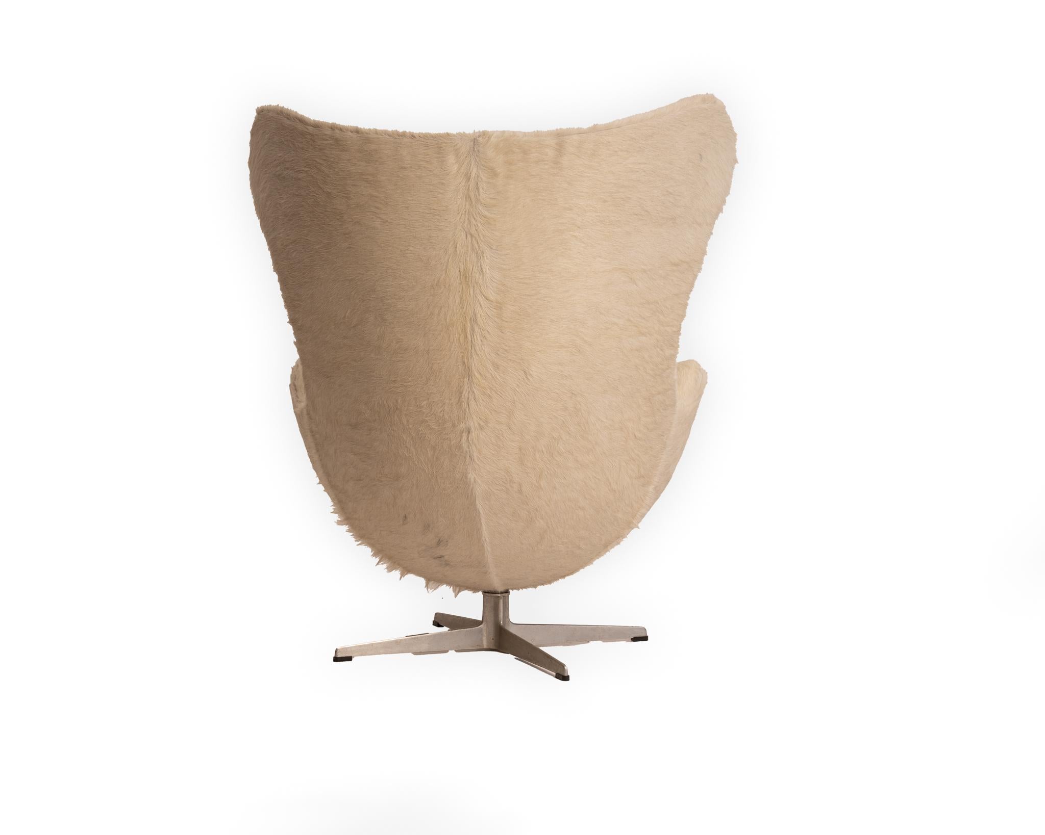 Silla Egg de Arne Jacobsen para Fritz Hansen en piel de vaca brasileña siglo XX en venta
