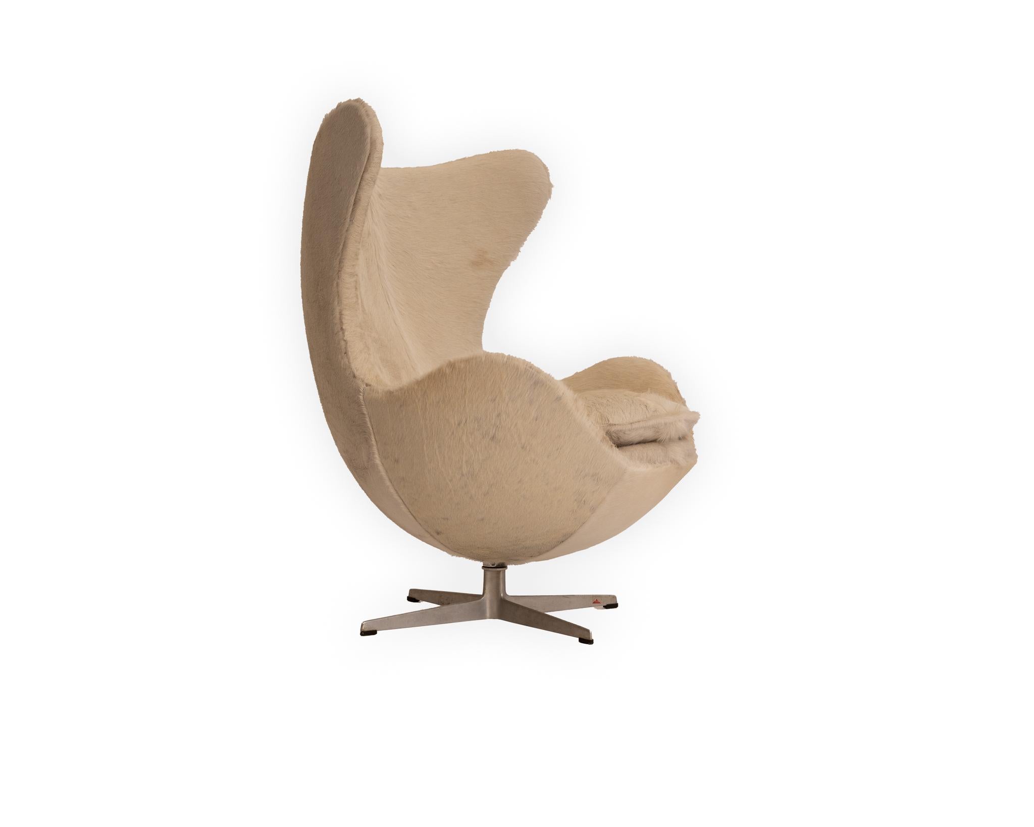 Silla Egg de Arne Jacobsen para Fritz Hansen en piel de vaca brasileña Cuero de vaca en venta