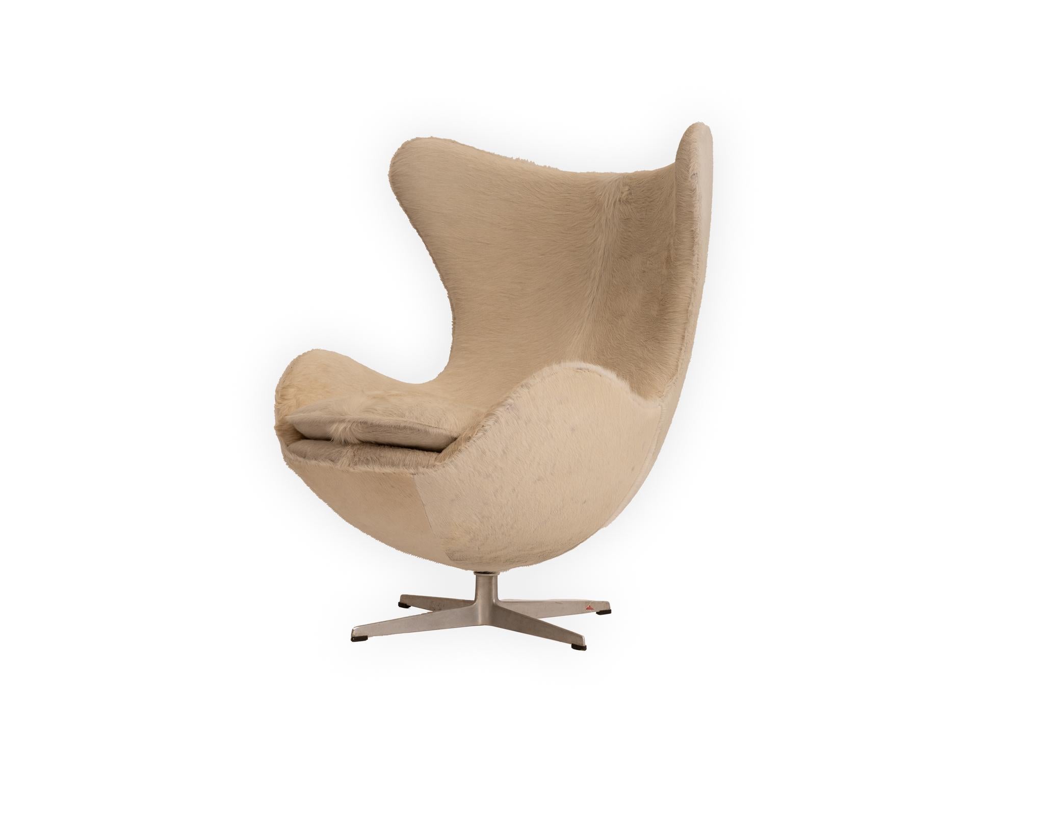 Silla Egg de Arne Jacobsen para Fritz Hansen en piel de vaca brasileña en venta 2