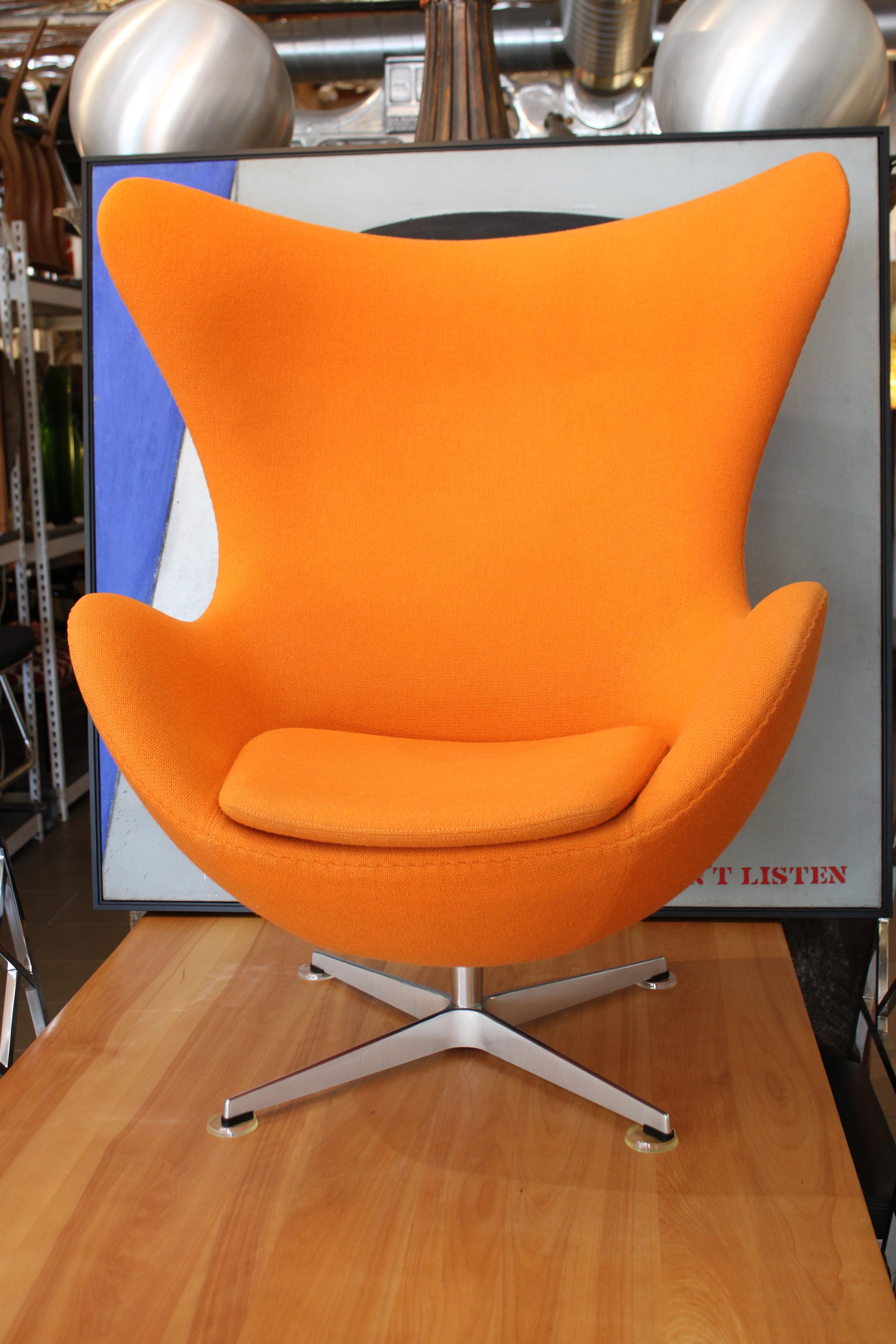 Scandinavian Modern Arne Jacobsen for Fritz Hansen Egg Chair & Ottoman, Tilt and Swivel, 2006 For Sale