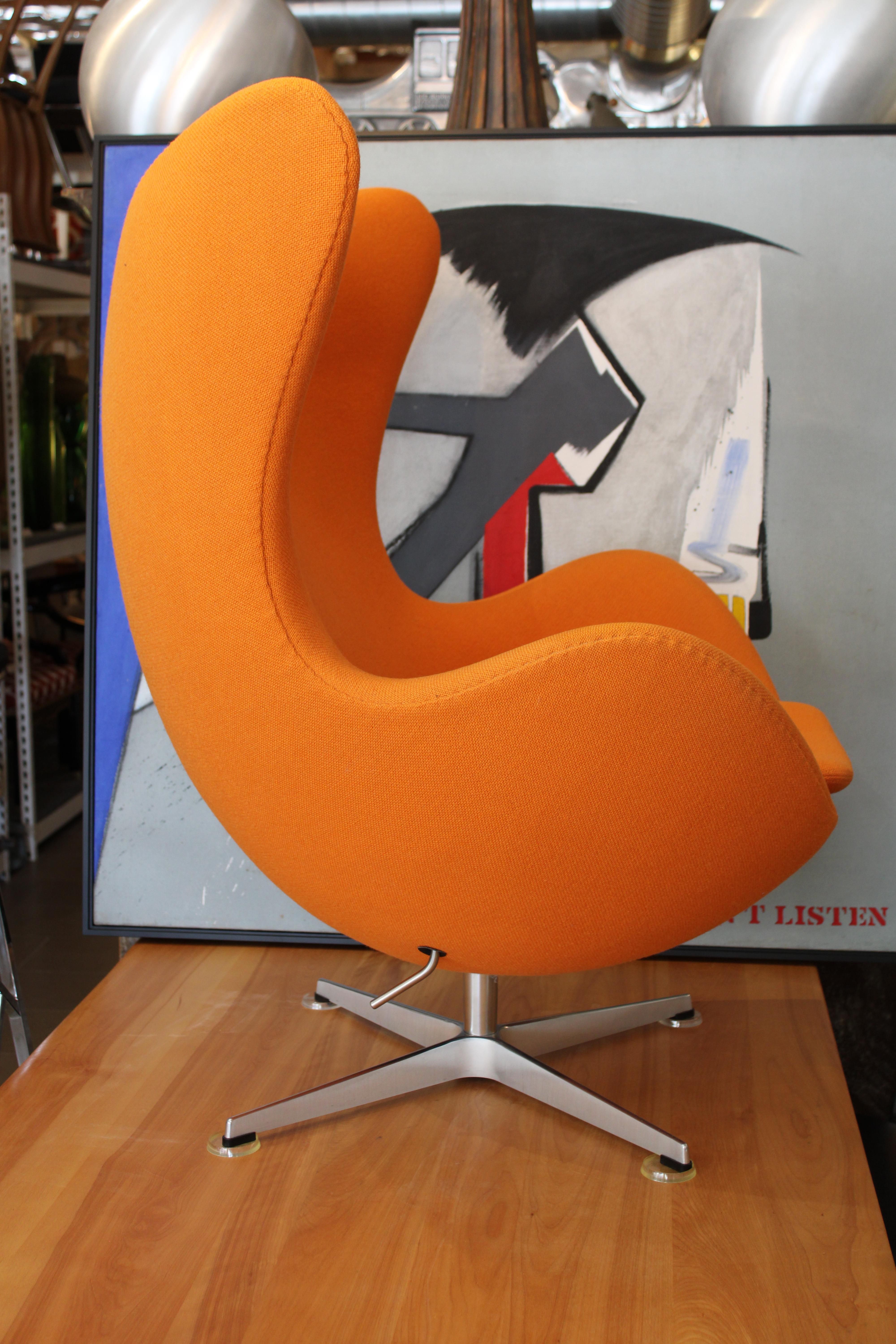 Danois Chaise et pouf œufs d'Arne Jacobsen pour Fritz Hansen, inclinable et pivotante, 2006 en vente