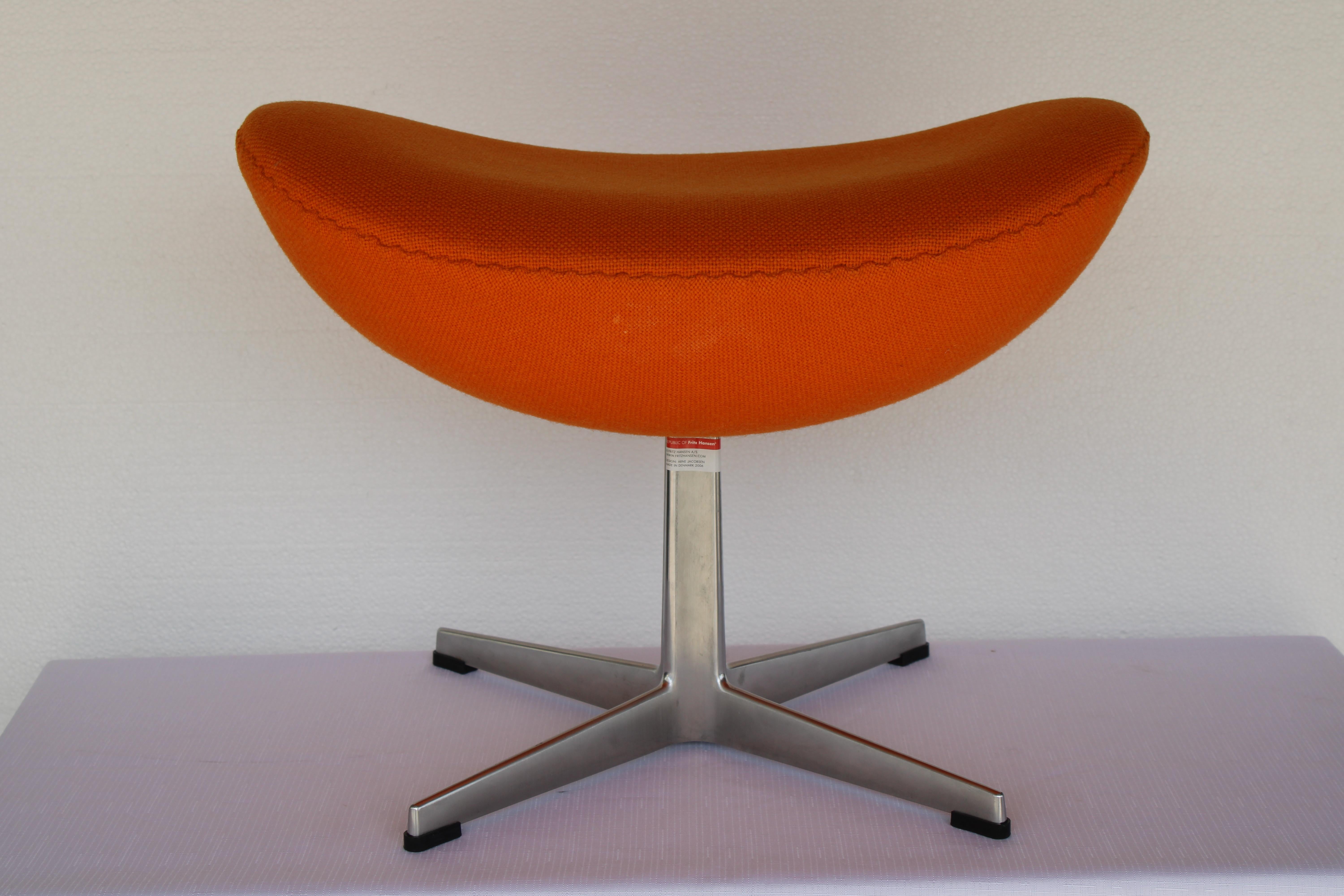 XXIe siècle et contemporain Chaise et pouf œufs d'Arne Jacobsen pour Fritz Hansen, inclinable et pivotante, 2006 en vente