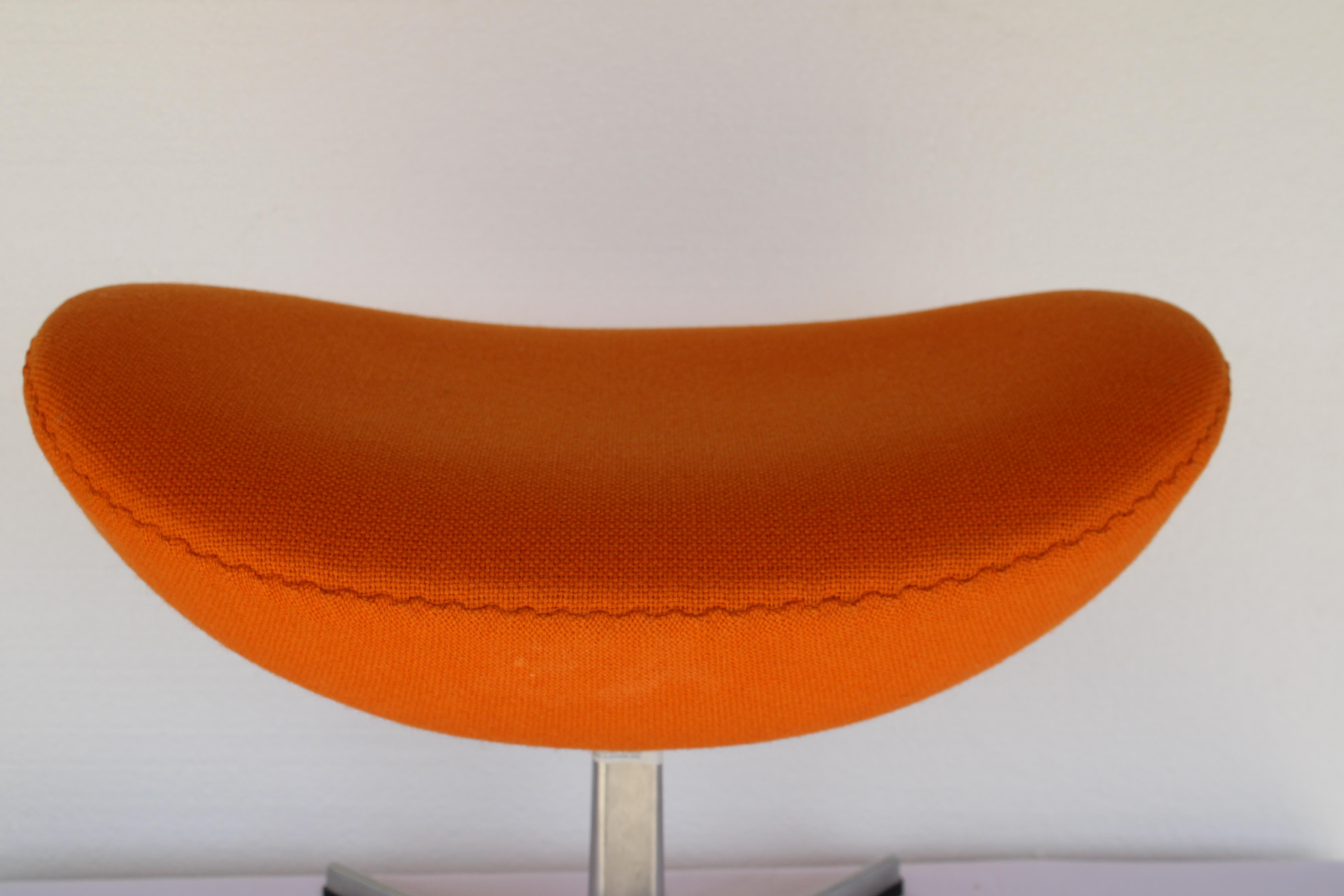 Chaise et pouf œufs d'Arne Jacobsen pour Fritz Hansen, inclinable et pivotante, 2006 en vente 2