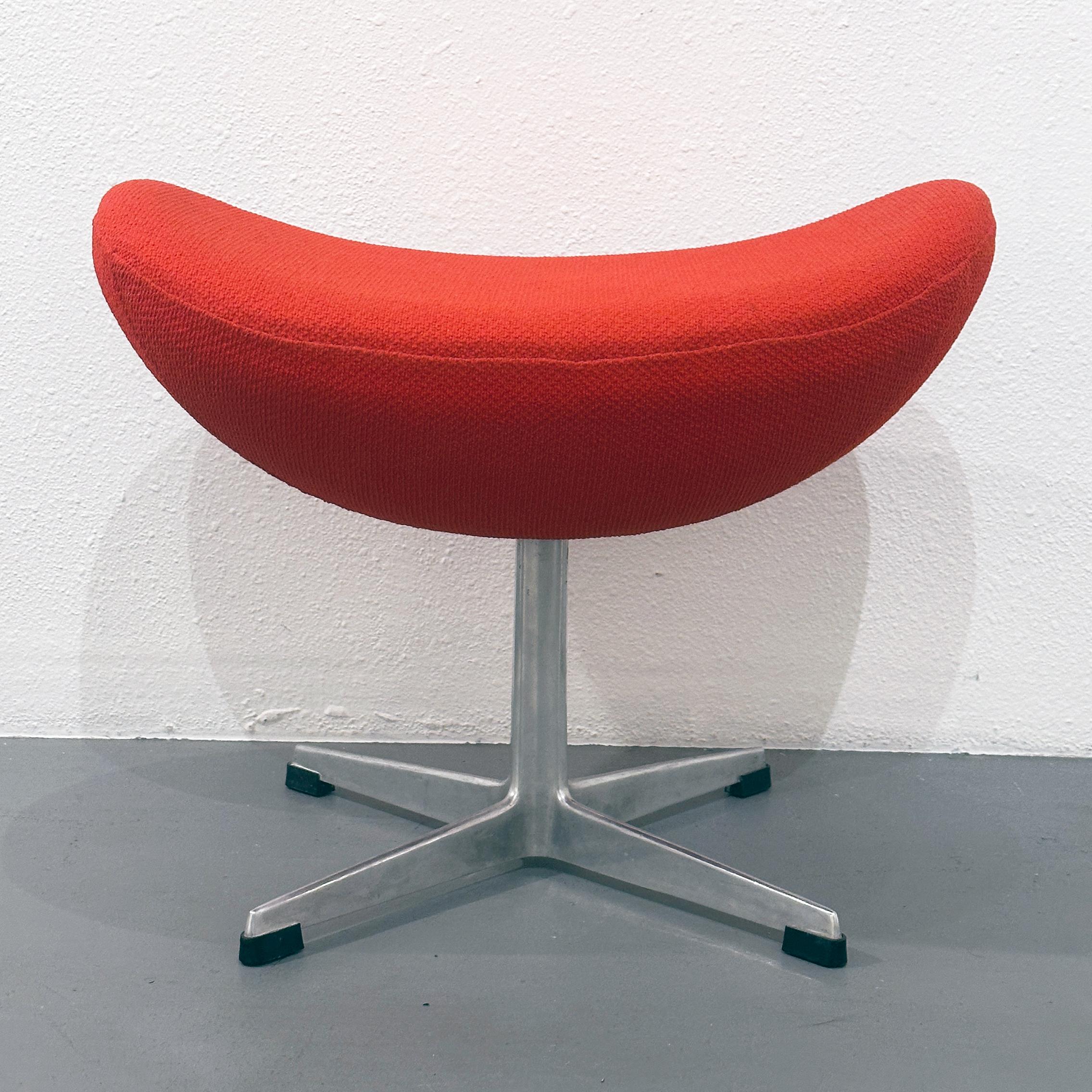Mid-Century moderno Arne Jacobsen for Fritz Hansen Egg Footstool in Red Wool, ca 1960s in vendita