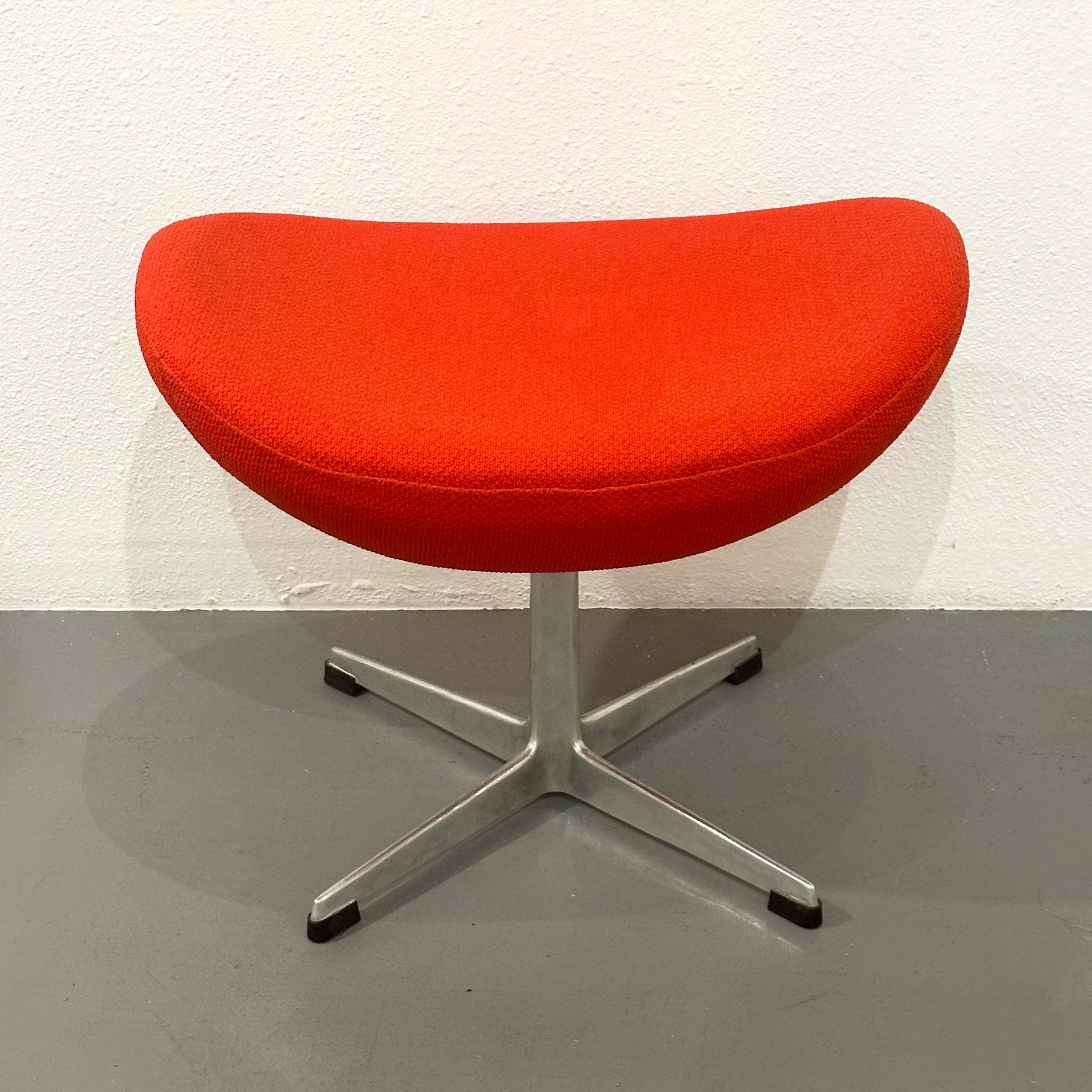 Arne Jacobsen for Fritz Hansen Egg Footstool in Red Wool, ca 1960s In condizioni buone in vendita a Cathedral City, CA